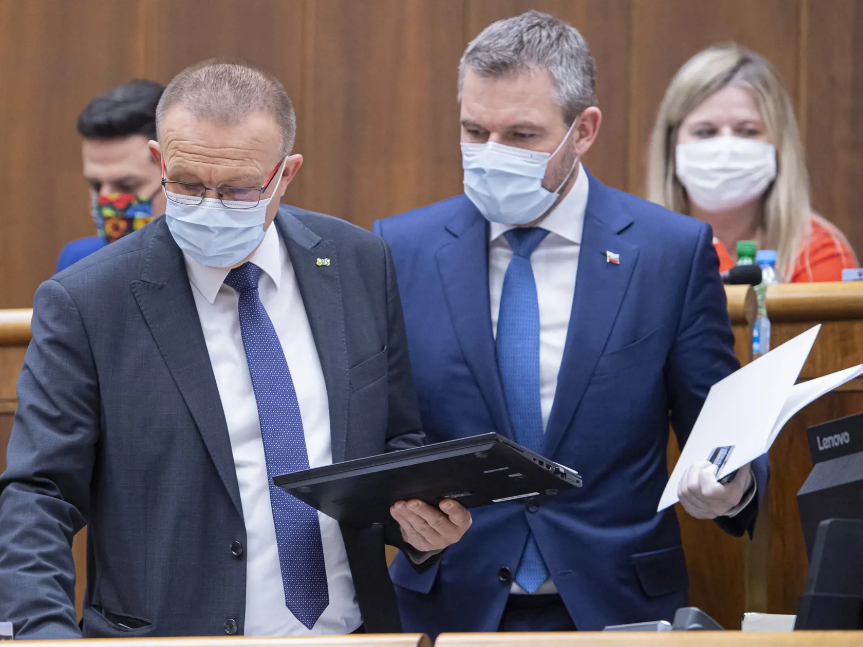 Novozvolení podpredsedovia parlamentu Milan Laurenčík (SaS, vľavo) a Peter Pellegrini (Smer-SD, uprostred), ktorých poslanci zvolili v tajnom hlasovaní za podpredsedov parlamentu počas druhej schôdze Národnej rady Slovenskej republiky. Poslanci volili dvoch zvyšných podpredsedov NR SR. Okrem Laurenčíka a Pellegriniho kandidoval aj  Štefan Kuffa za ĽSNS. Bratislava, 24. marca 2020. FOTO TASR - Michal Svítok