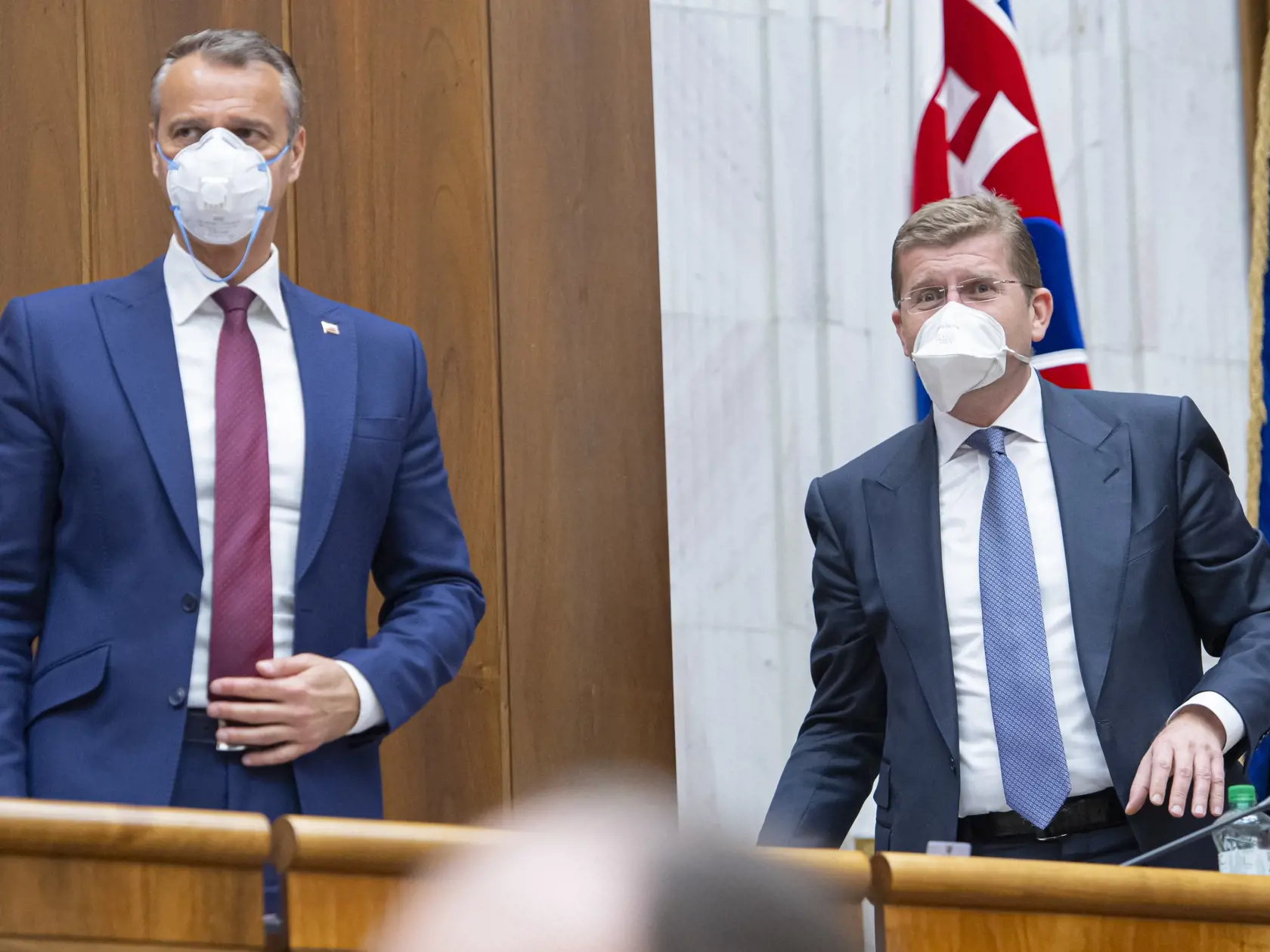 Opoziční poslanci Peter Žiga (vpravo) a Richard Raši (obaja SMER-SD) s ochrannými rúškami na tvári  počas druhej schôdze Národnej rady Slovenskej republiky. Bratislava, 24. marca 2020.  FOTO TASR - Michal Svítok