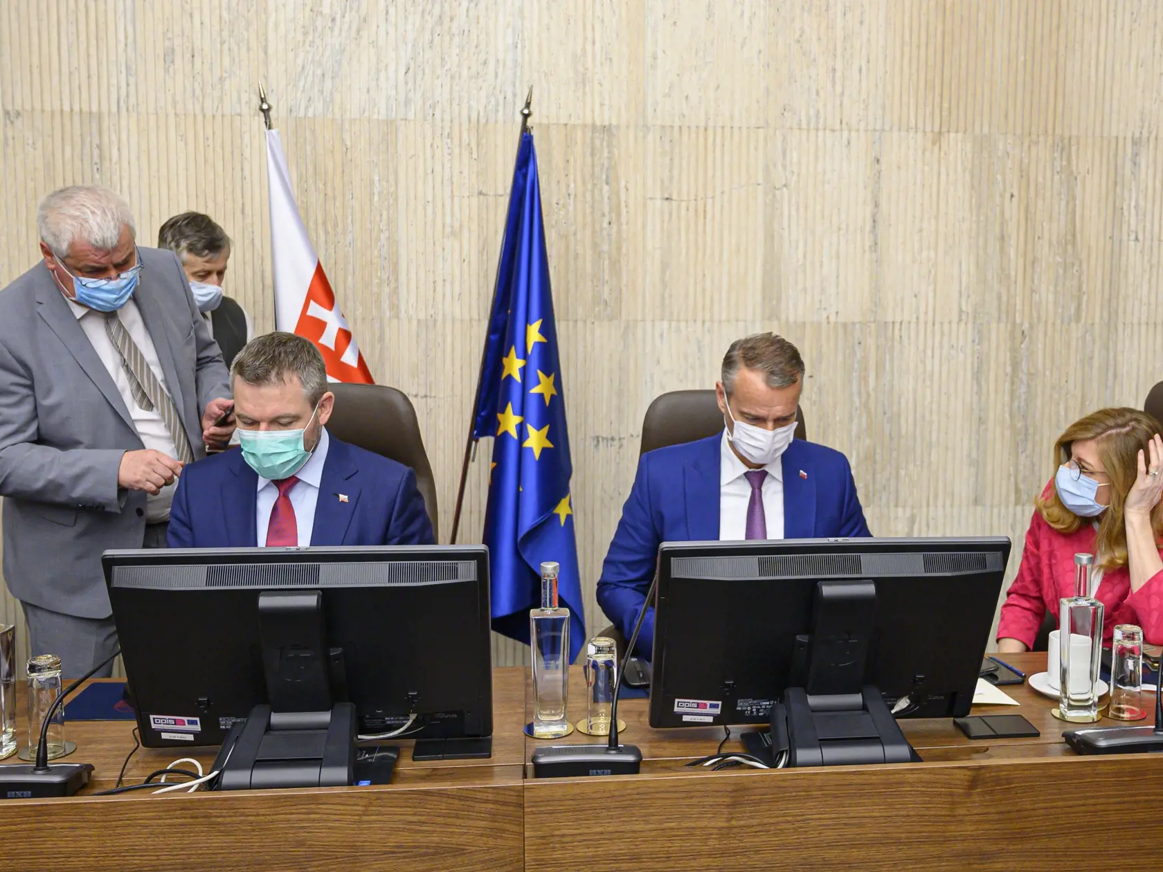 Na snímke sprava podpredsedníčka vlády SR a ministerka pôdohospodárstva a rozvoja vidieka SR Gabriela Matečná (SNS), podpredseda vlády SR pre investície a informatizáciu Richard Raši a predseda vlády SR Peter Pellegrini (obaja Smer-SD) a minister dopravy a výstavby SR Árpád Érsek počas rokovania 202. schôdze vlády SR v Bratislave 18. marca 2020. FOTO TASR - Michal Svítok