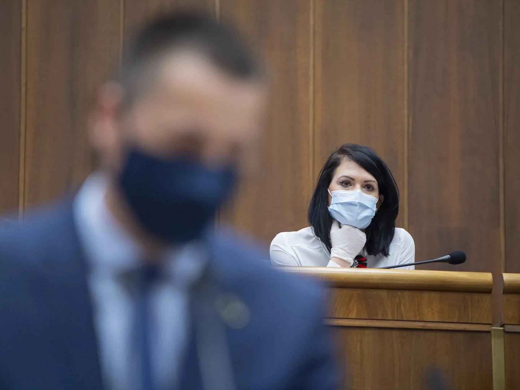 Koaličná poslankyňa Jana Cigániková (SaS) s ochranným rúškom a rukavicami počas druhej schôdze Národnej rady Slovenskej republiky. Bratislava, 24. marca 2020.  FOTO TASR - Michal Svítok