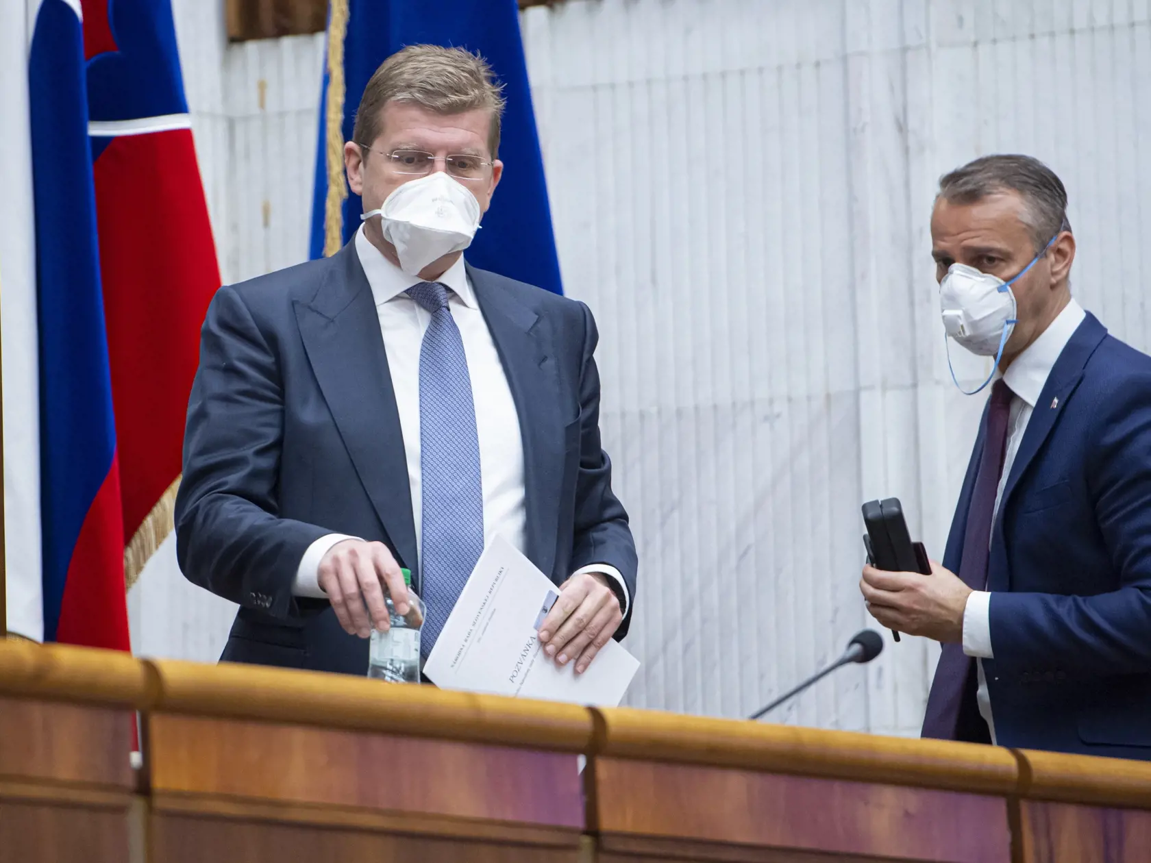 Opoziční poslanci Peter Žiga (vľavo) a Richard Raši (obaja SMER-SD) s ochrannými rúškami na tvári  počas druhej schôdze Národnej rady Slovenskej republiky. Bratislava, 24. marca 2020.  FOTO TASR - Michal Svítok