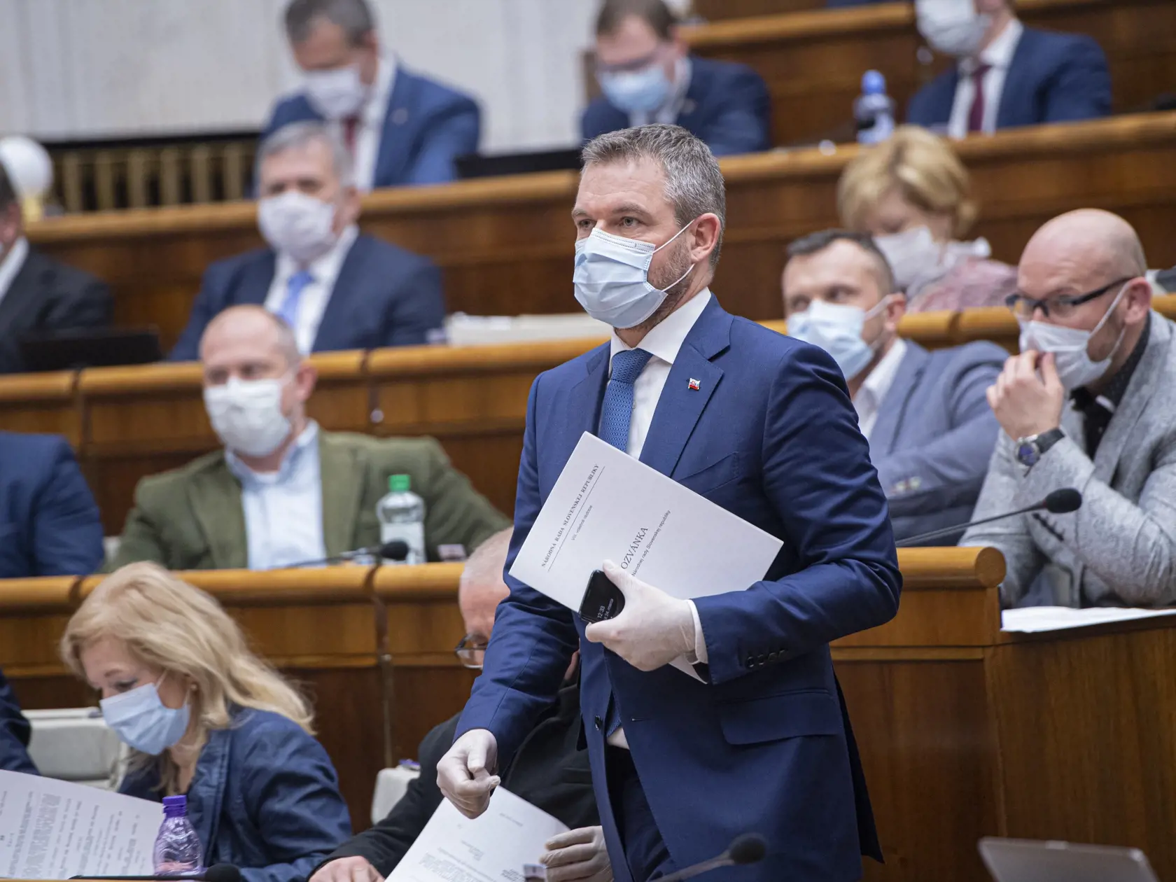 Opozičný poslanec a expremiér Peter Pellegrini (Smer-SD), ktorého poslanci zvolili v tajnom hlasovaní za podpredsedu parlamentu počas druhej schôdze Národnej rady Slovenskej republiky. Poslanci volili dvoch zvyšných podpredsedov NR SR. Okrem pellegrini kandidovali Milan Laurenčík za SaS a Štefan Kuffa za ĽSNS. Bratislava, 24. marca 2020. FOTO TASR - Michal Svítok