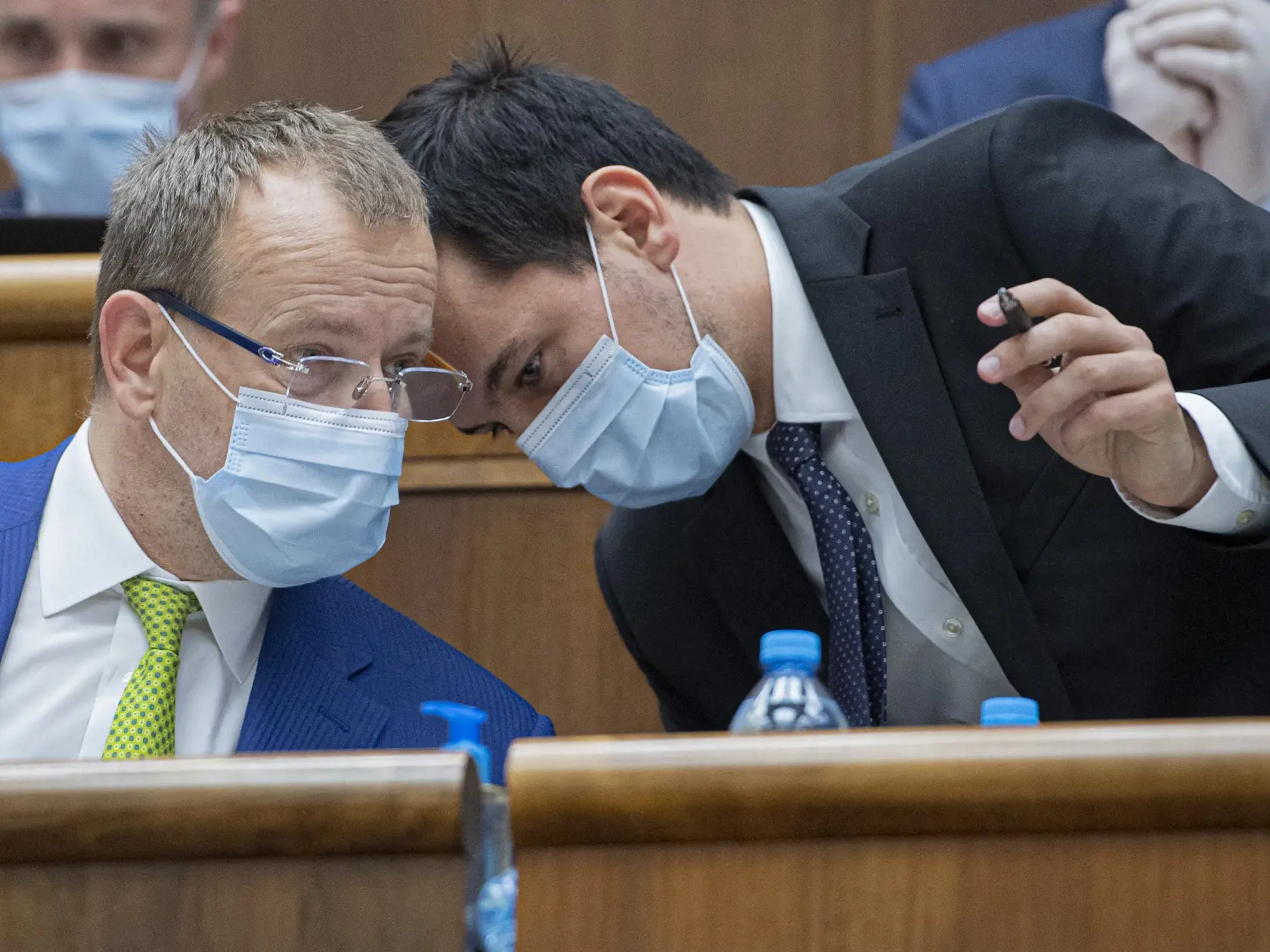 Predseda parlamentu Boris Kollár (Sme rodina, vľavo) a podpredseda parlamentu Juraj Šeliga (Za ľudí) s ochrannými rúškami na tvári počas druhej schôdze Národnej rady Slovenskej republiky. Bratislava, 24. marca 2020.  FOTO TASR - Michal Svítok