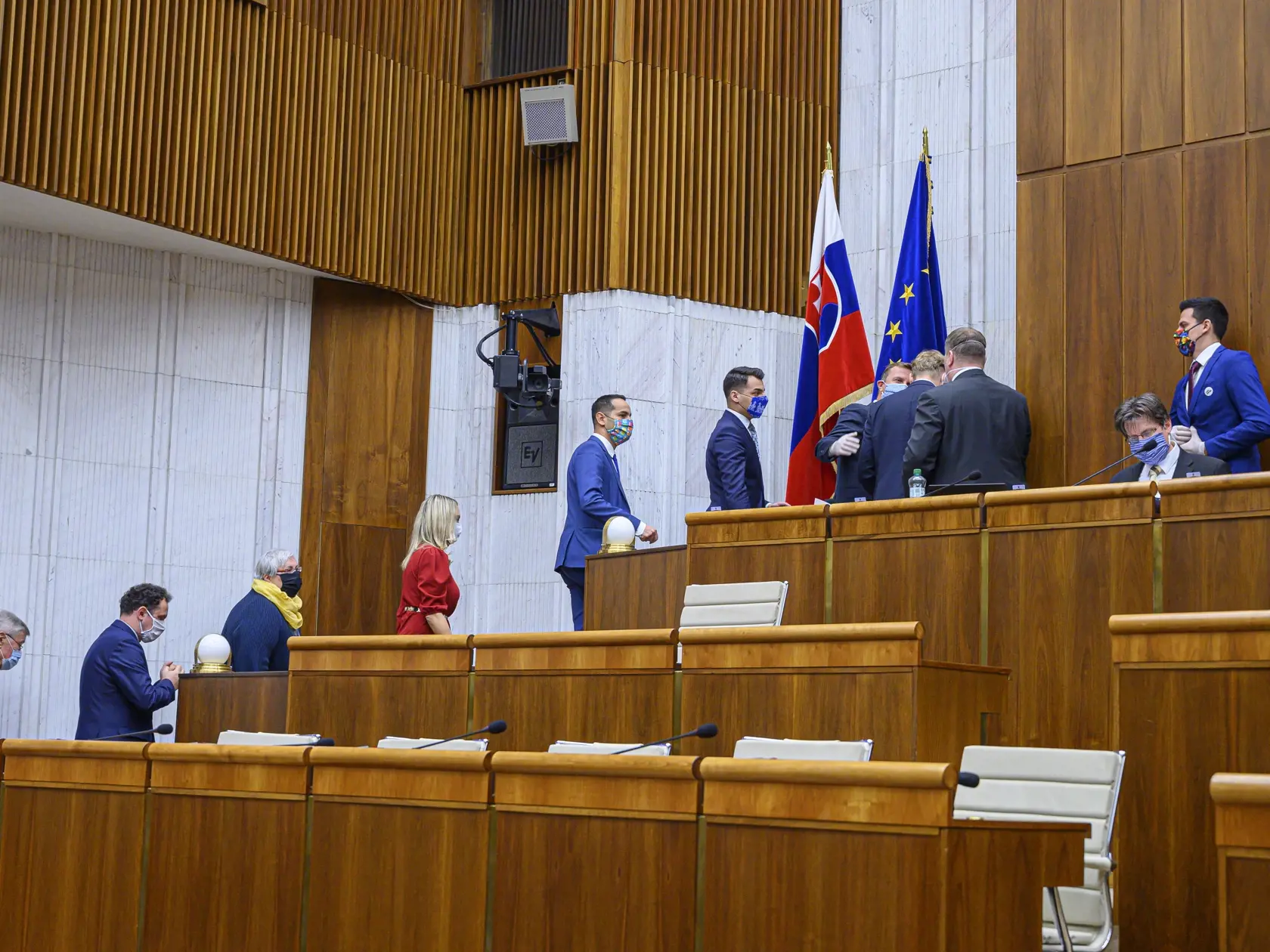 Poslanci odchádzajú na tajné hlasovanie predsedov  zvyšných parlamentných výborov počas druhej schôdze Národnej rady Slovenskej republiky. Bratislava, 24. marca 2020. Na piatkovej (20. 3.) ustanovujúcej schôdzi sa nepodarilo zvoliť Ľuboša Blahu (Smer-SD) za šéfa ľudskoprávneho výboru ani Mariana Kotlebu (ĽSNS) za predsedu výboru na kontrolu činnosti Vojenského spravodajstva. S ich kandidatúrou mali problém viacerí koaliční poslanci. Podľa návrhu programu schôdze, zverejnenom na webe NR SR, sa Ko