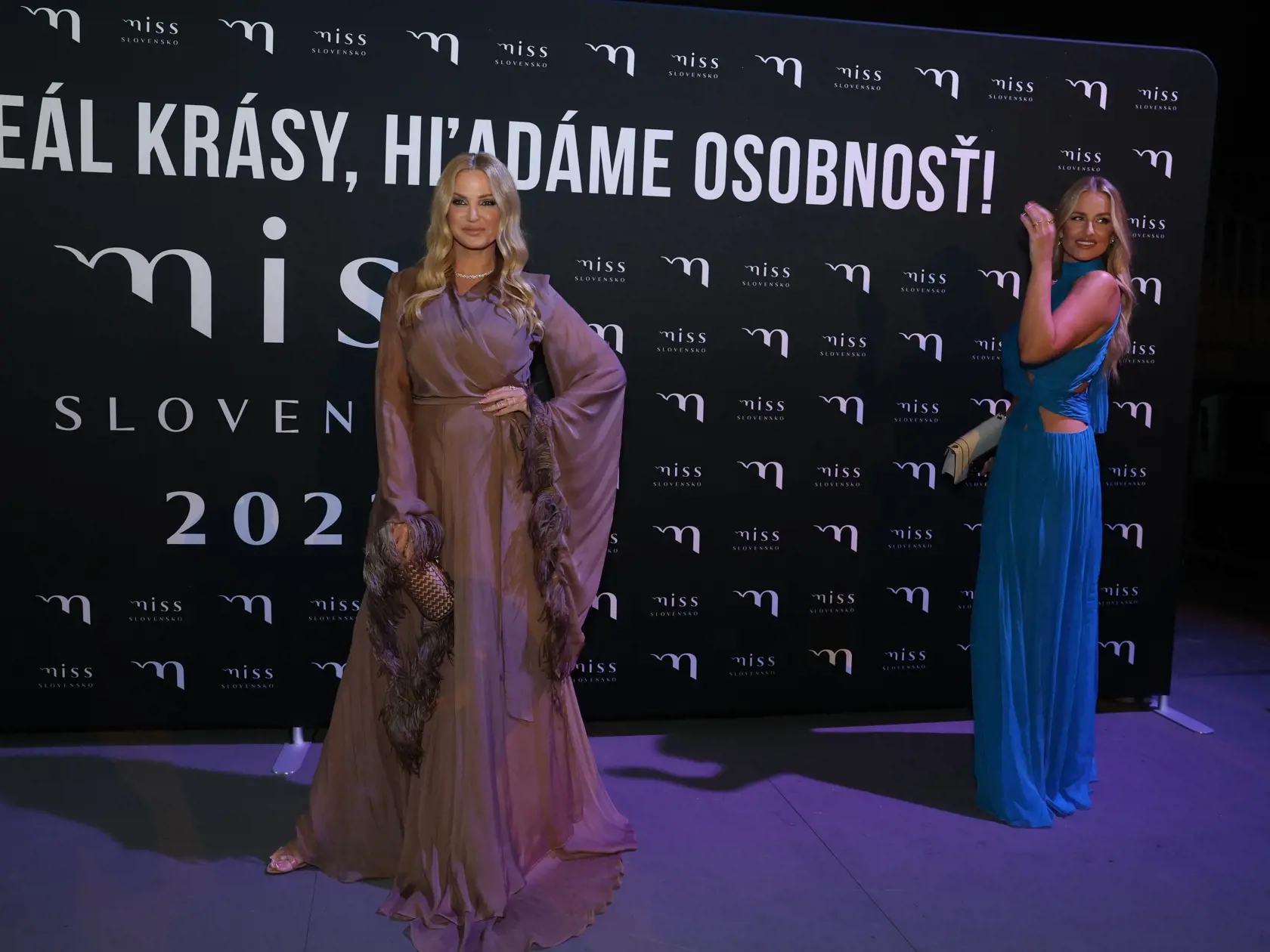 Galavečer Miss Slovensko 2023. Na snímke Alena Pallová a exmisska Romana Škamlová.