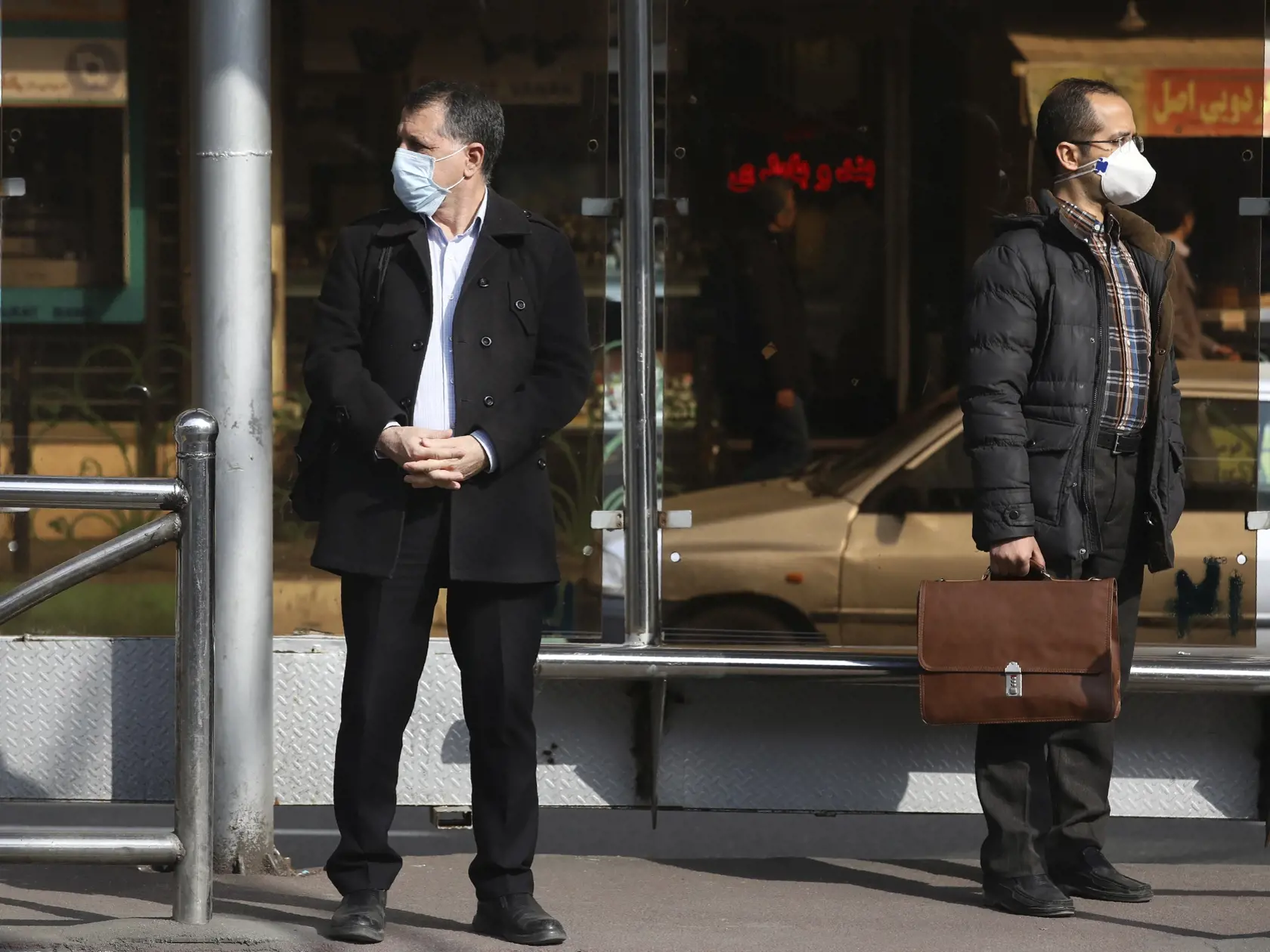 WA 3 Teherán - Muži s ochrannými maskami na tvári čakajú na autobus v Teheráne 1. marca 2020. Ďalších 12 ľudí podľahlo v Iráne novému koronavírusu SARS-CoV-2, čím sa celkový počet obetí ochorenia zvýšil na 66. Nákazu doposiaľ potvrdili u 1501 osôb.  Irán má po Číne, ktorá je epicentrom šírenia nákazy, najvyšší počet obetí na následky infekcie týmto koronavírusom. Za posledný deň sa počet potvrdených prípadov ochorenia v Iráne zvýšil o 523. FOTO TASR/AP 



Men wearing face masks wait for a bus i