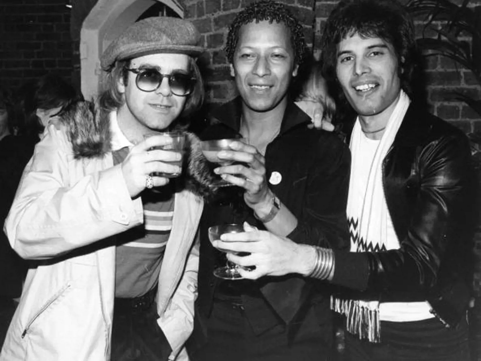 31.  október 1977:  Elton John, Peter Straker a Freddie Mercury.