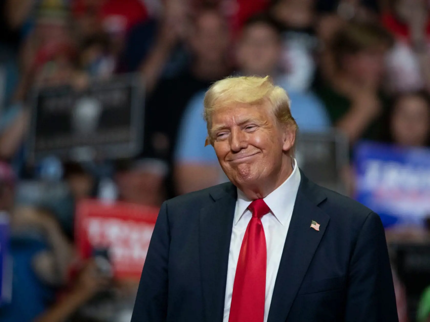 Donald Trump si už dal dole obväz z postreleného ucha. O špičku ucha prišiel, prelepil si ju leukoplastom.