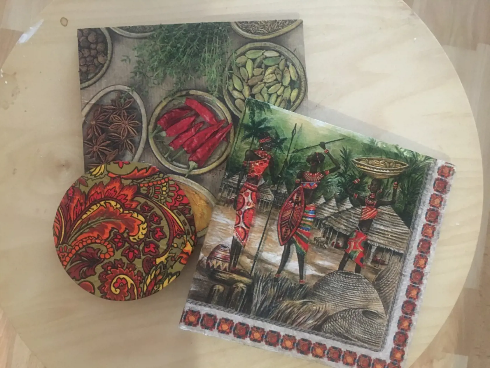,,Decoupage“, tak sa nazýva servítková technika alebo servítkovanie. Rôzne materiály ako drevo, kov, plast, polystyrén si tak môžete ozdobiť tenučkými vrstvami servítok. Presný návod nájdete na internete. Táto čínnosť vás zabaví aj na niekoľko hodín.
