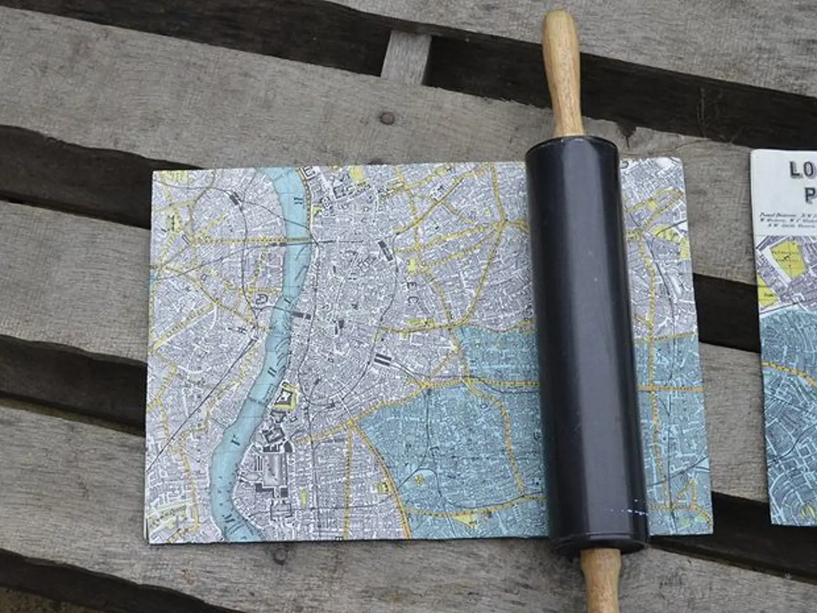 ,,Decoupage“, tak sa nazýva servítková technika alebo servítkovanie. Rôzne materiály ako drevo, kov, plast, polystyrén si tak môžete ozdobiť tenučkými vrstvami servítok.