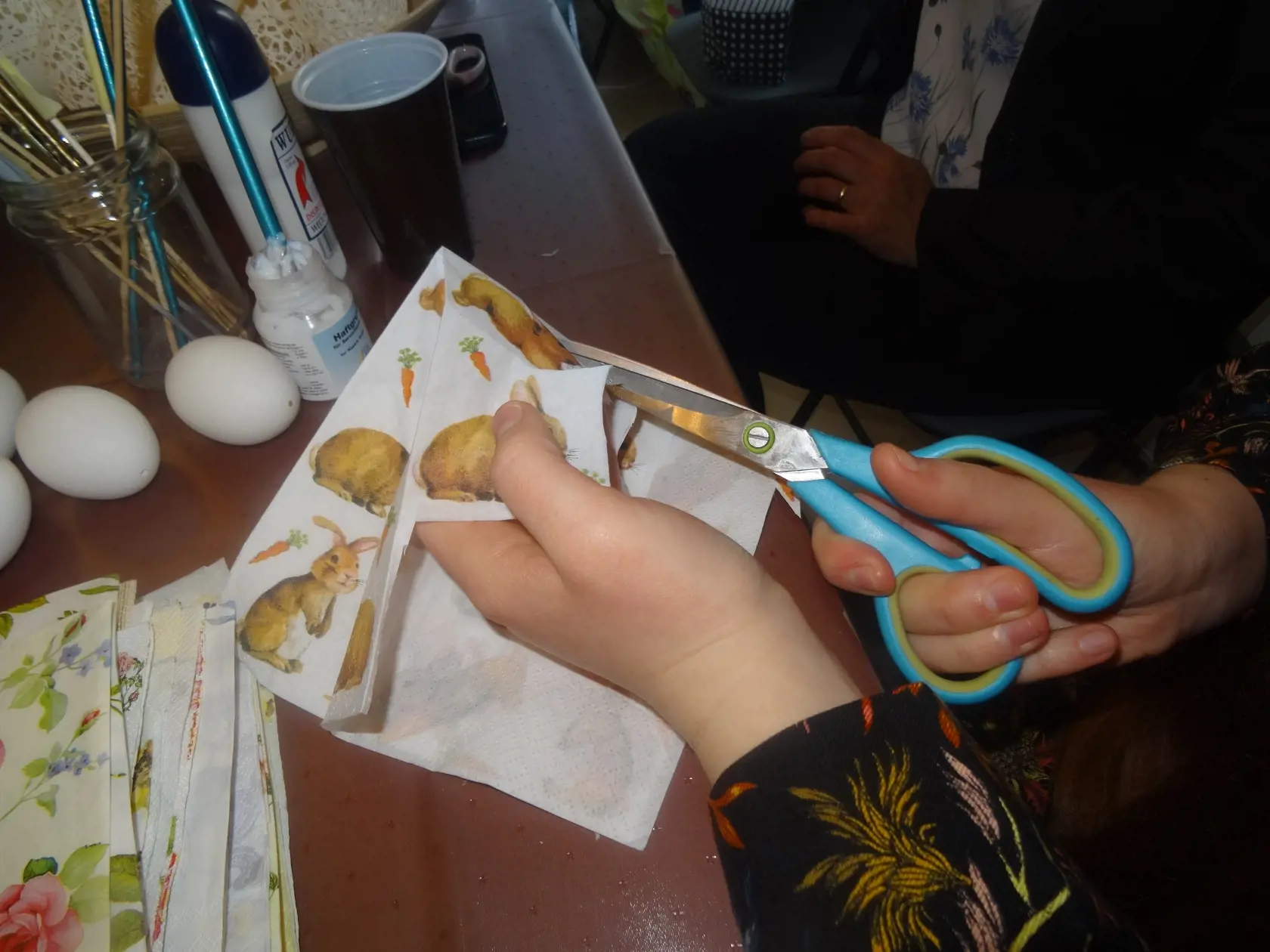 ,,Decoupage“, tak sa nazýva servítková technika alebo servítkovanie. Rôzne materiály ako drevo, kov, plast, polystyrén si tak môžete ozdobiť tenučkými vrstvami servítok.