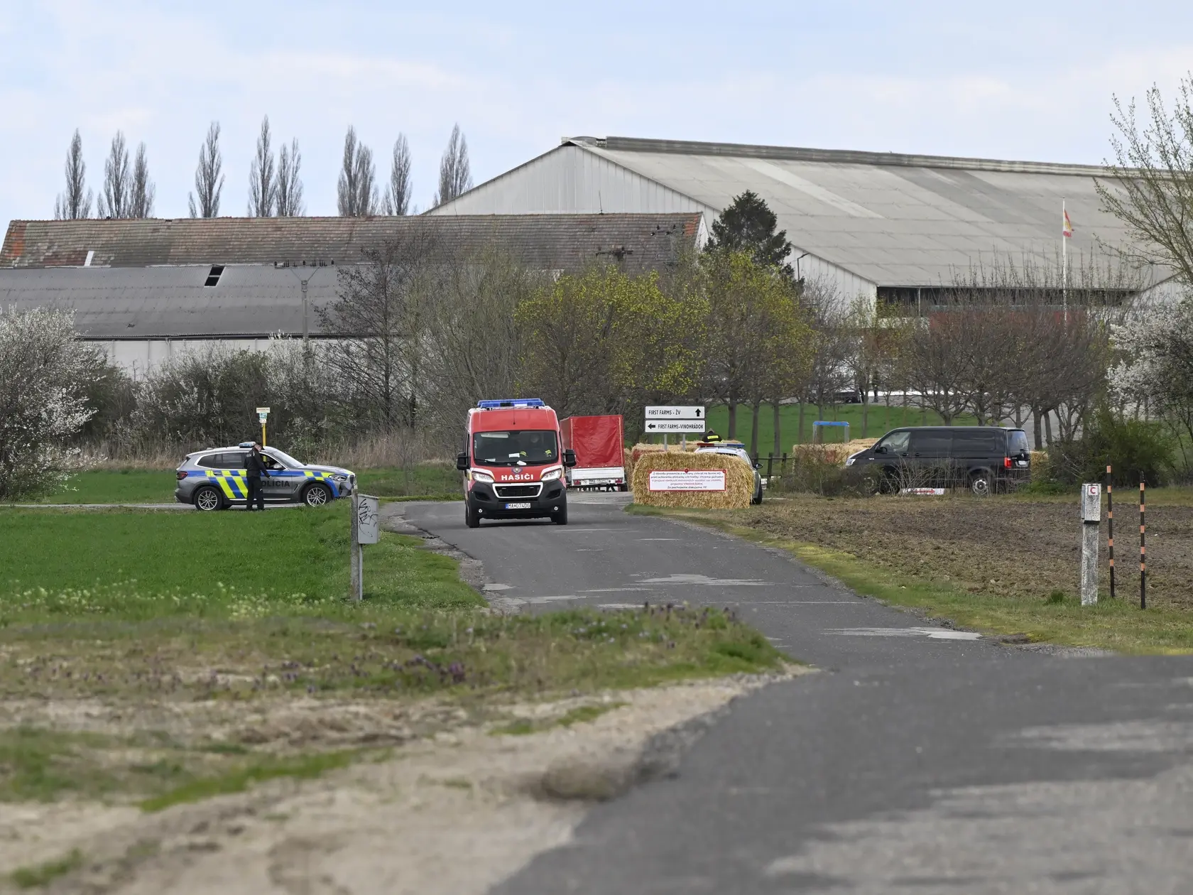 Na snímke farma v Plaveckom Štvrtku v okrese Malacky, v ktorej potvrdili výskyt slintačky a krívačky v pondelok  31. marca 2025. Výskyt slintačky a krívačky medzi dobytkom na farme v Plaveckom Štvrtku potvrdili v nedeľu (30. 3.) Tamojšia farma sa stala piatym chovom, kde sa na Slovensku nákaza vyskytla. FOTO TASR - Pavel Neubauer