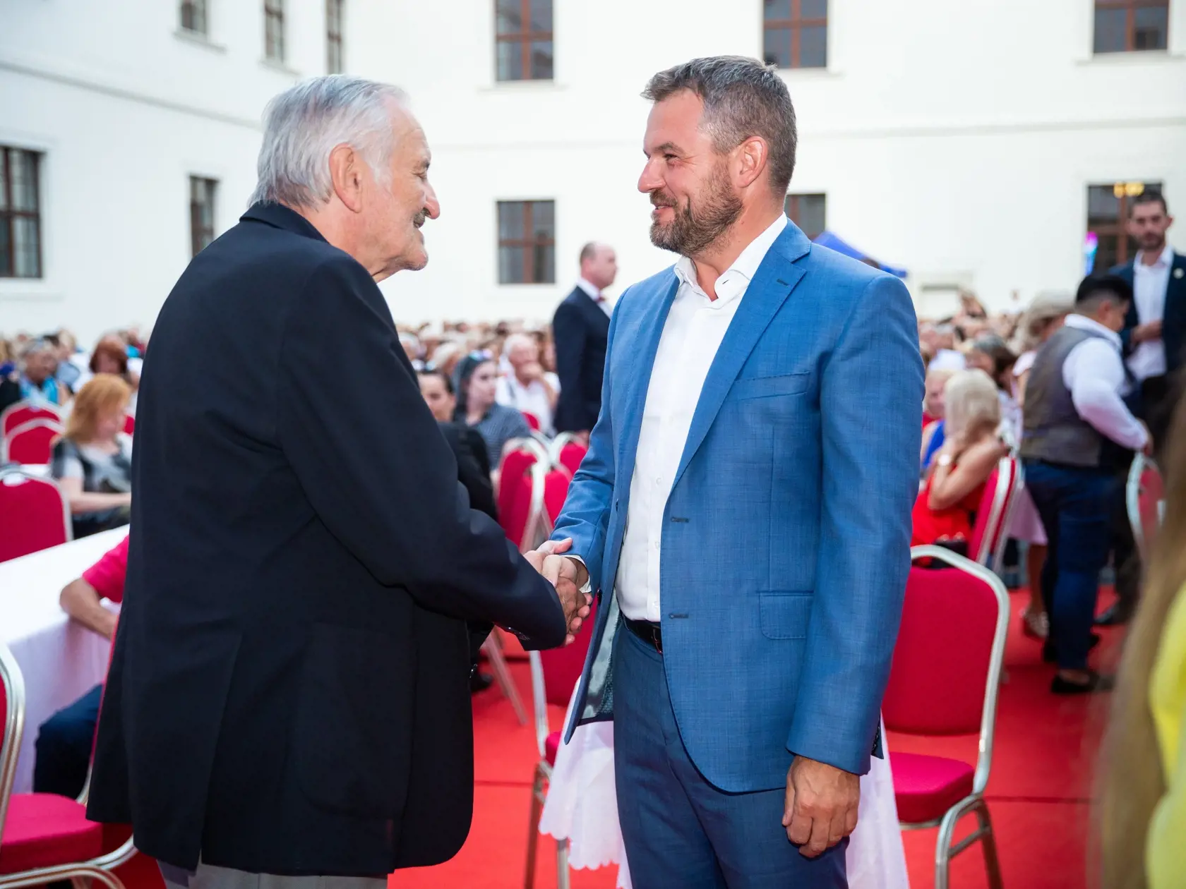 Koncert Cigánskych diablov na Bratislavskom hrade. Na snímke Milan Lasica a Peter Pellegrini.