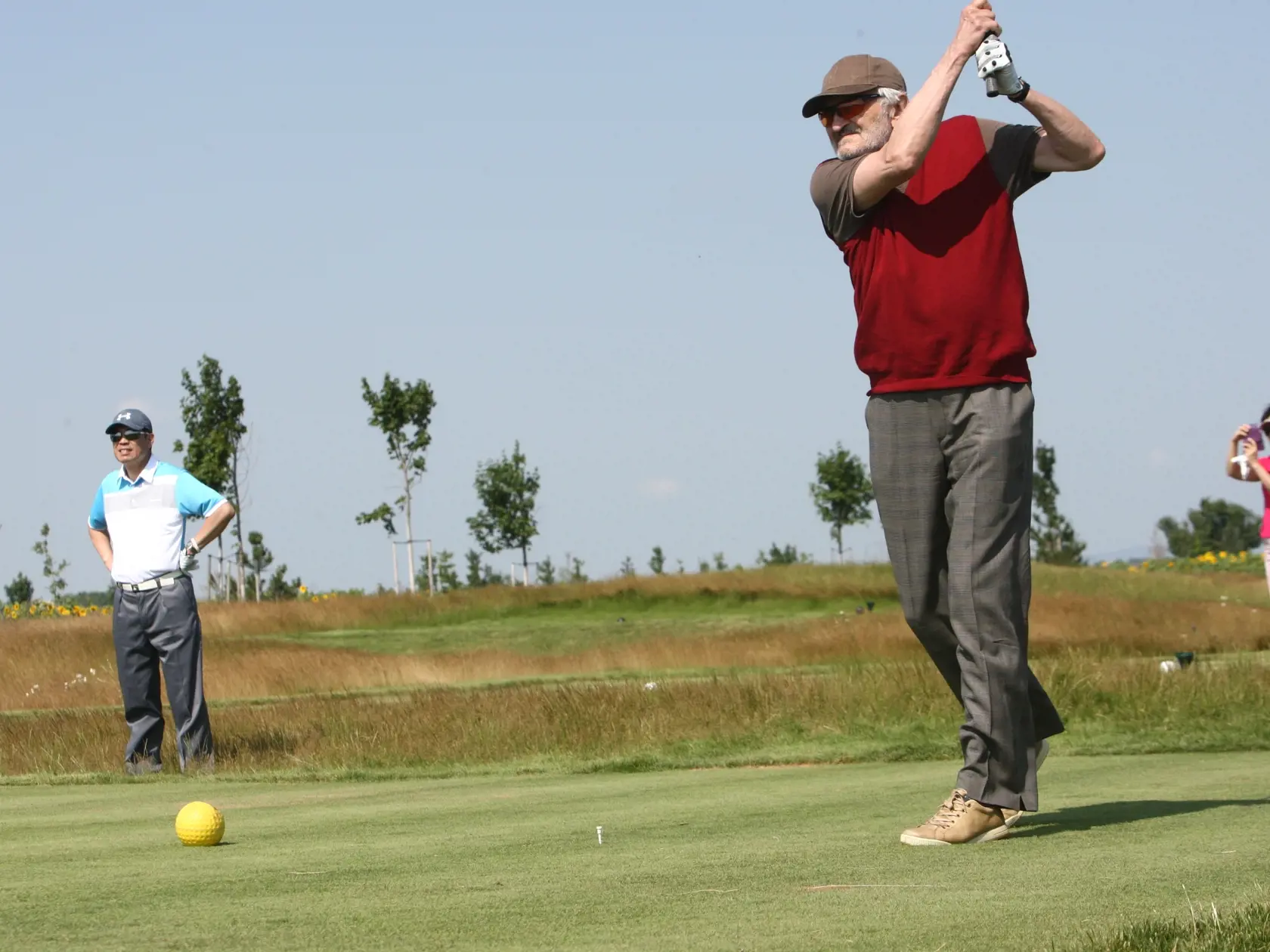 Otváráci golfový turnaj v Hrubej Borši za účastí hercov M. Vašáryovej, M. Lasicu, Petra Sklára, D. Ondrejkovej a ďalších.