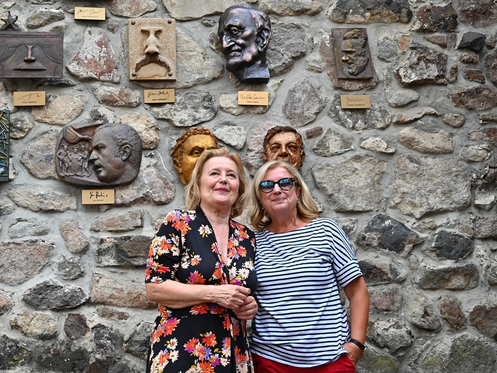 Na snímke Magda Vášáryová a Elena Vacvalová pózujú počas odhalenia umeleckého reliéfu Milana Lasicu v Uličke slávnych nosov počas 42. ročníka Európskeho festivalu humoru a satiry Kremnické gagy v Kremnici v sobotu 27. augusta 2022.
