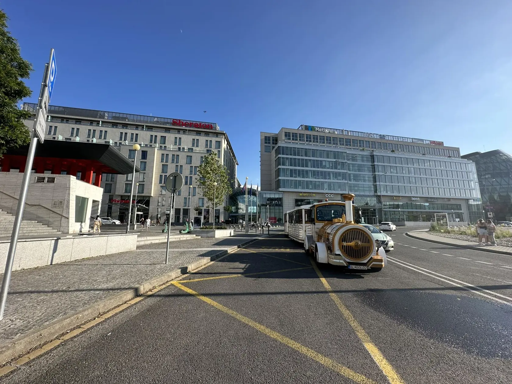 Turistický vláčik zrazil človeka pred hotelom Sheraton v Eurovei