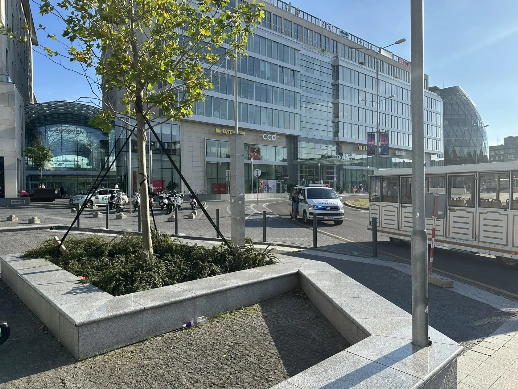 Turistický vláčik zrazil človeka pred hotelom Sheraton v Eurovei