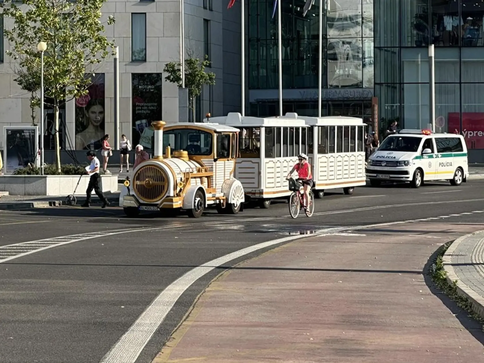 Turistický vláčik zrazil človeka pred hotelom Sheraton v Eurovei