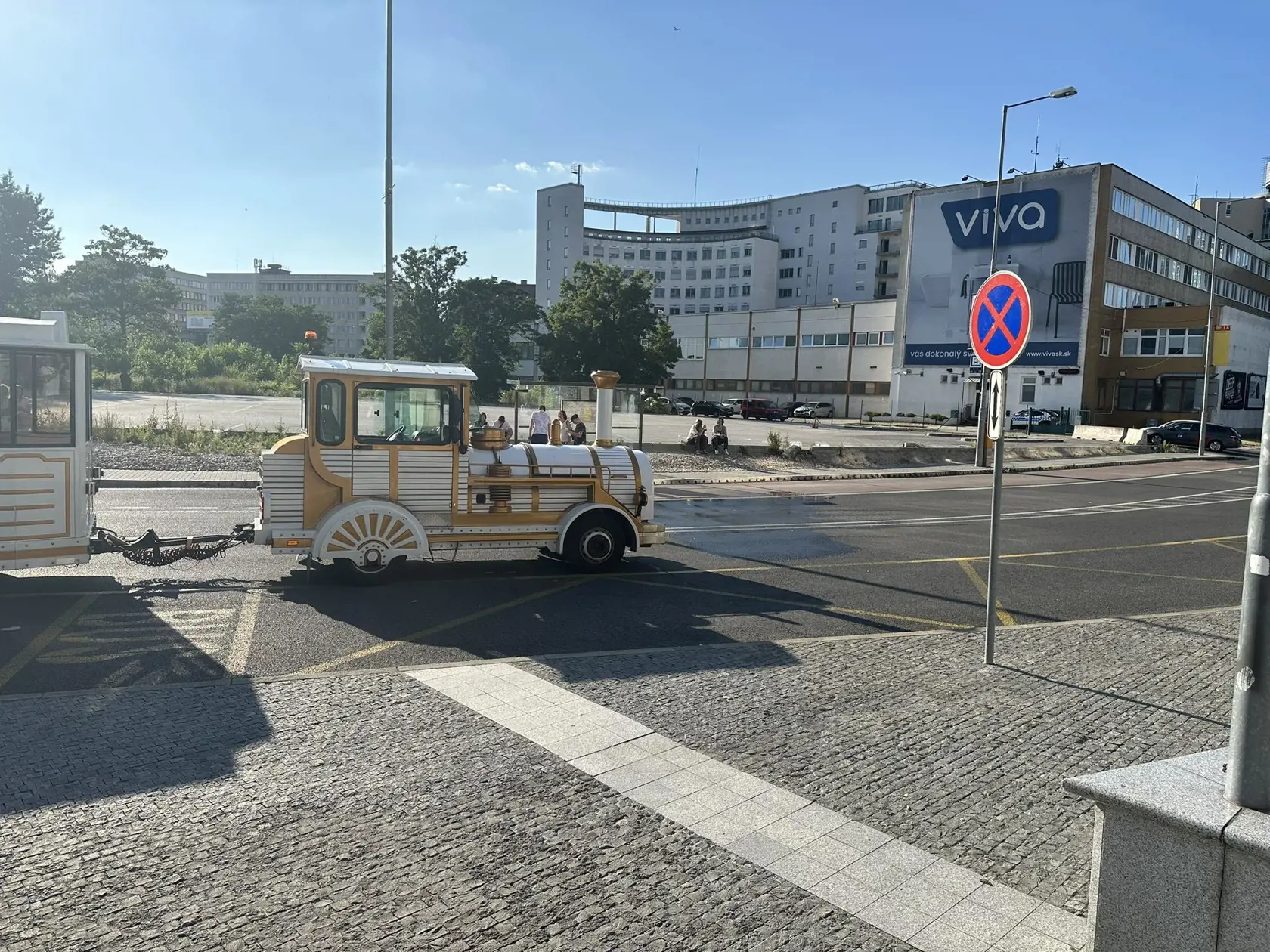 Turistický vláčik zrazil človeka pred hotelom Sheraton v Eurovei