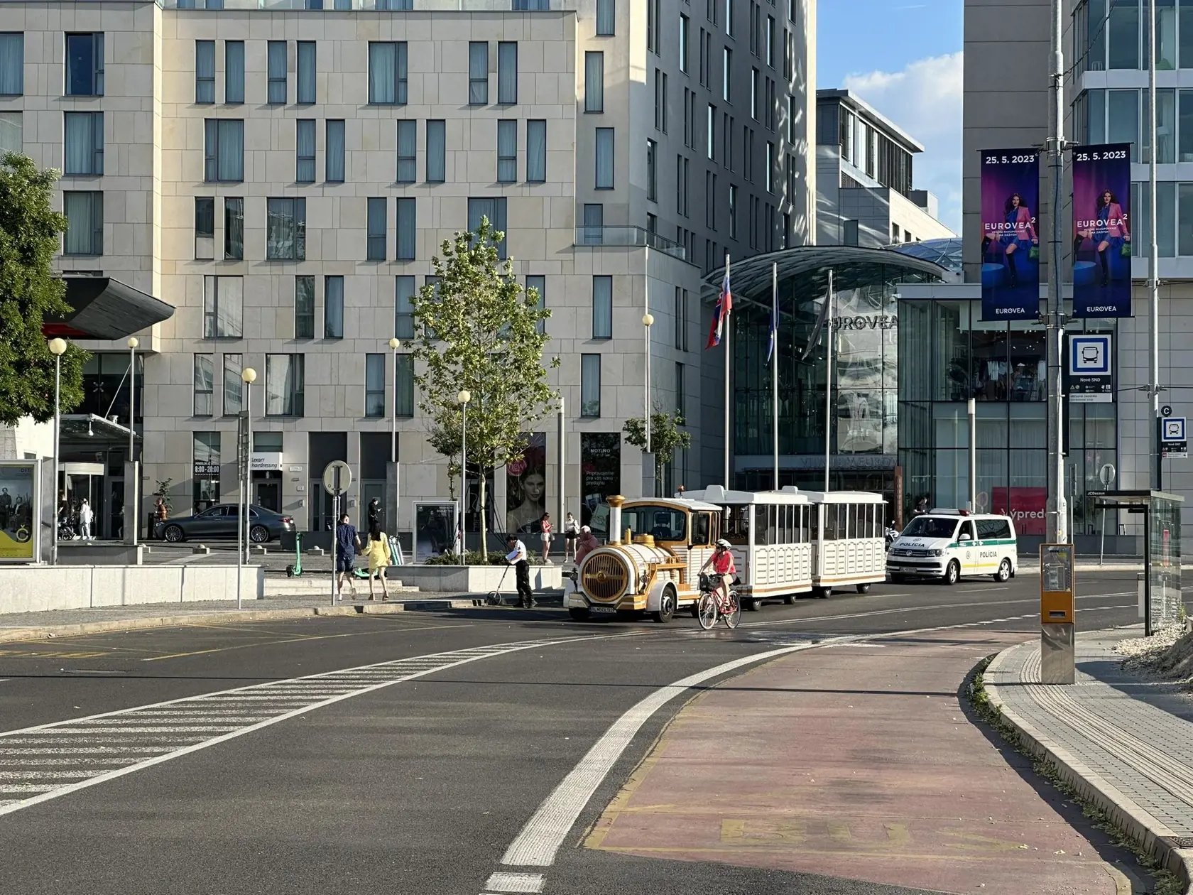 Turistický vláčik zrazil človeka pred hotelom Sheraton v Eurovei