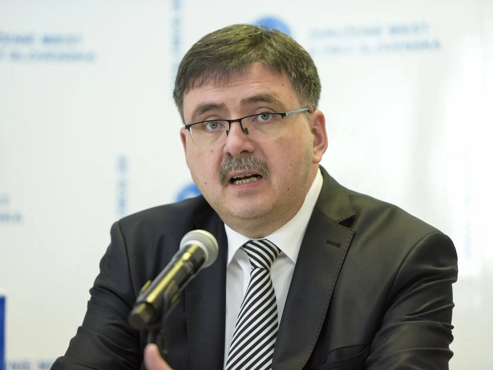 Na snímke novozvolený predseda Združenia miest a obcí na Slovensku (ZMOS) Jozef Božik počas tlačovej konferencie po skončení 34. snemu ZMOS-uv Bratislave 24. mája 2023.