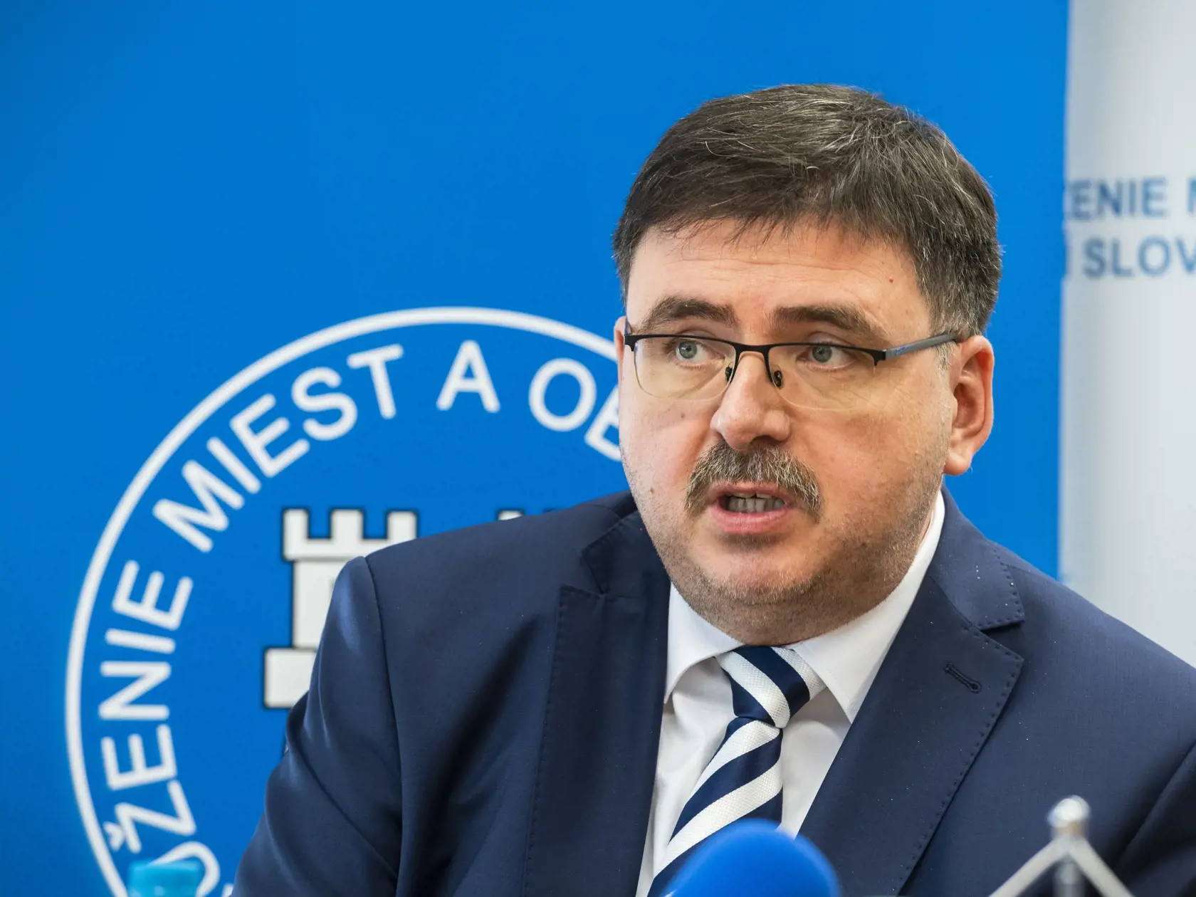 Na snímke podpredseda ZMOS Jozef Božik počas tlačovej konferencie Združenia miest a obcí Slovenska (ZMOS) a Najvyššieho kontrolného úradu SR (NKÚ) k ďalšej spolupráci v Bratislave 2. marca 2023.