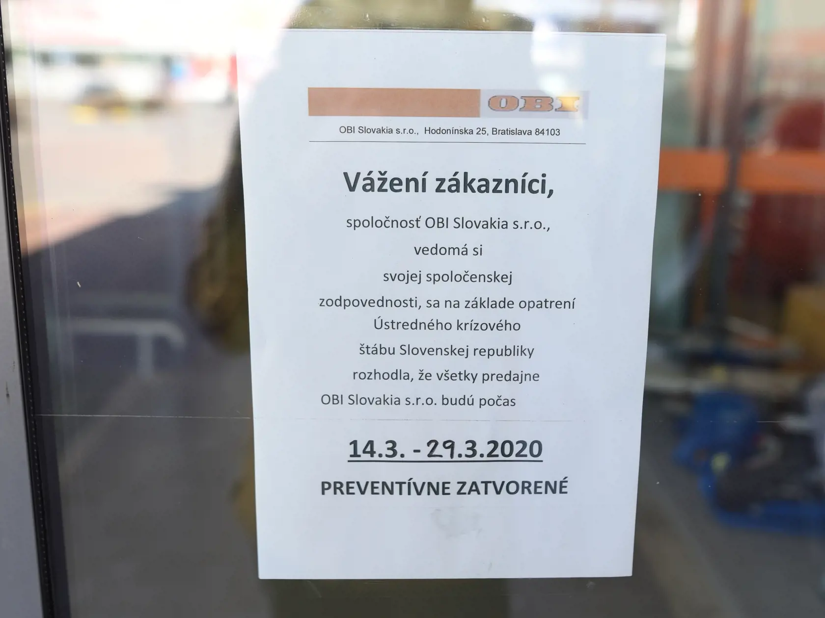 Odkaz na dverách do predajne OBI.