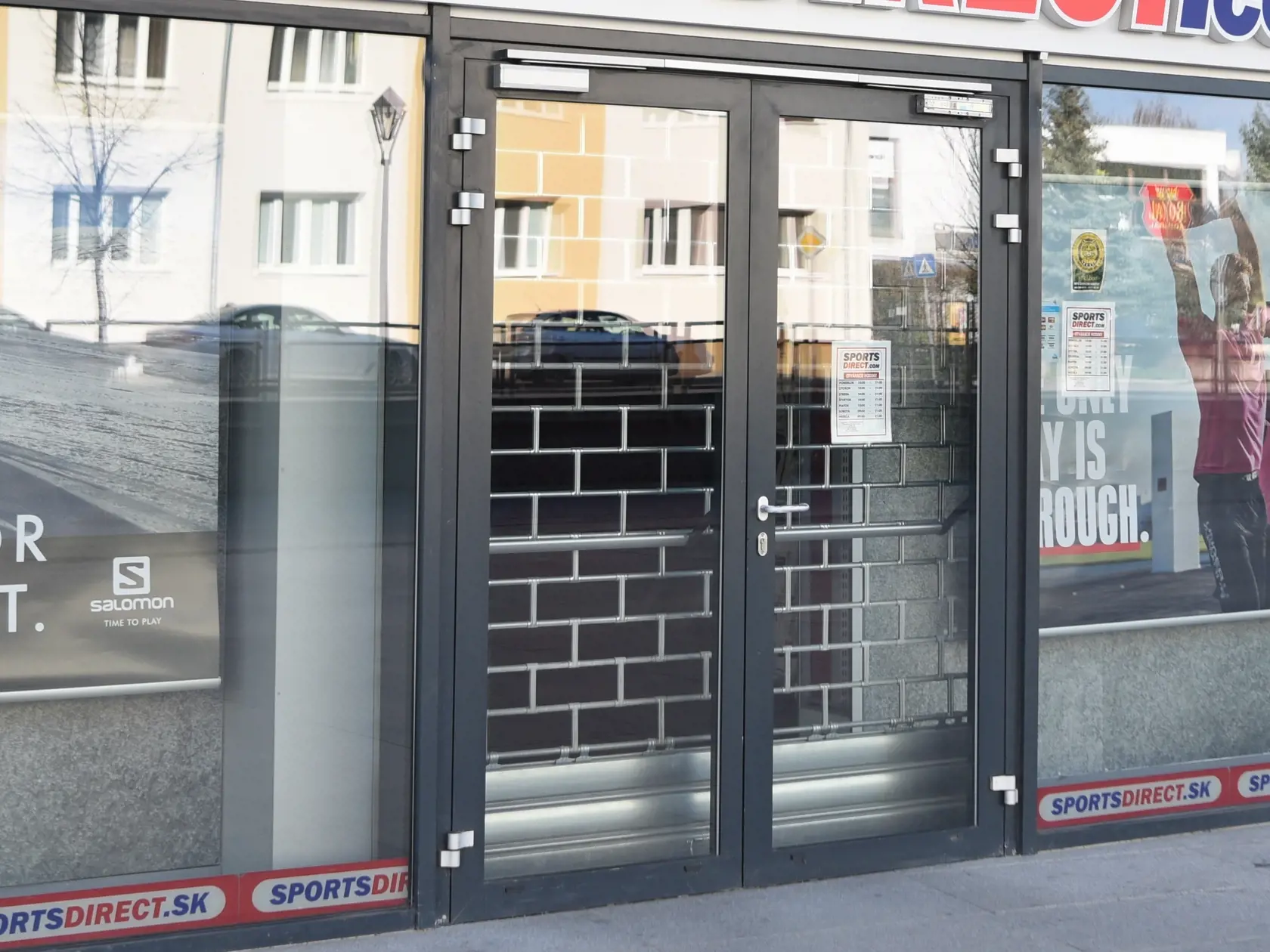 Zatvorené sú všetky maloobchodné prevádzky a prevádzky so službami okrem potravín, drogérií, lekární, trafík, pôšt, bánk, púmp, stravovacích prevádzok a obchodov s krmivom pre zvieratá. Na snímke odkaz na dverách do kasína v Trnave. Na snímke odkaz na dverách do predajne OBI v Trnave. Na snímke mreža a zatvorený obchod v Trnave.