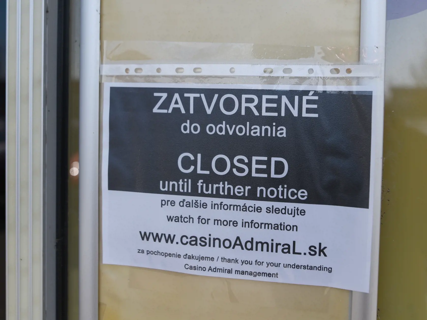Odkaz na dverách do kasína v Trnave.