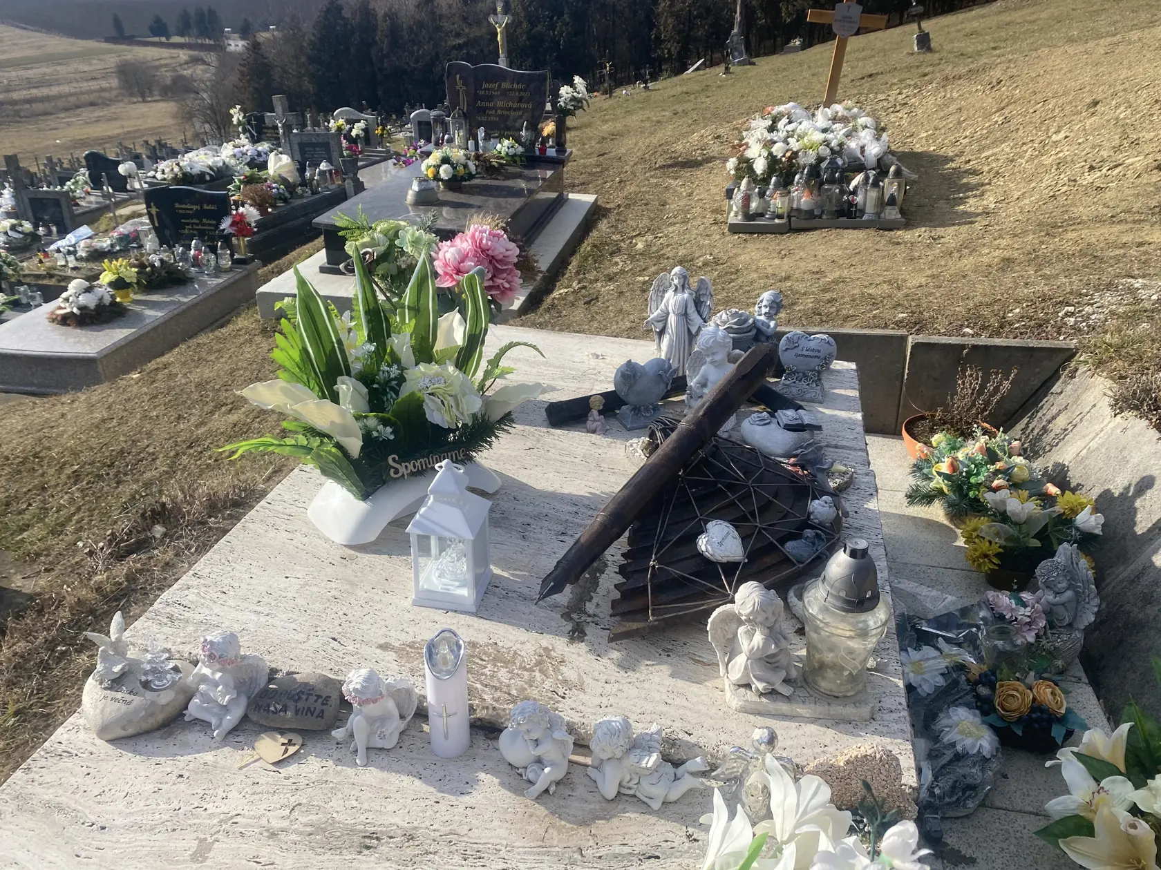 Hrob zavraždenej Martiny Kušnírovej (†27) v Gregorovciach. Zlatica Kušnírová k nemu chodí každý deň. 