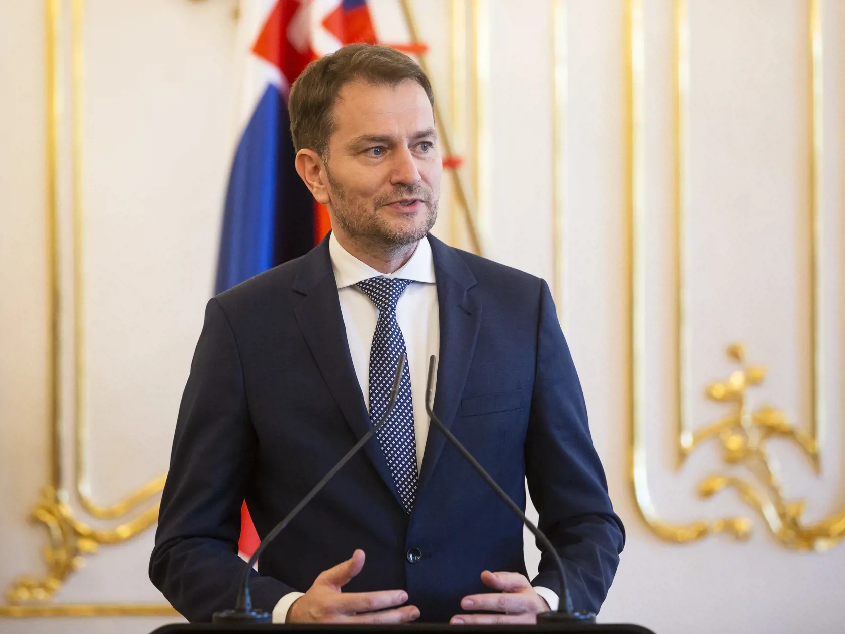 Na snímke líder OĽaNO Igor Matovič počas brífingu s prezidentkou SR Zuzanou Čaputovou po spoločnom stretnutí k výsledkom volieb do NR SR v Bratislave 2. marca 2020. Prezidentka SR Zuzana Čaputová sa chce stretnúť s lídrami Sme rodina, SaS a Za ľudí. Ak sa potvrdí, že chcú vstúpiť do koalície, poverí zostavením novej vlády lídra OĽaNO Igora Matoviča. Hlava štátu to oznámila na ich spoločnom brífingu po stretnutí v prezidentskom paláci. FOTO TASR - Jaroslav Novák
