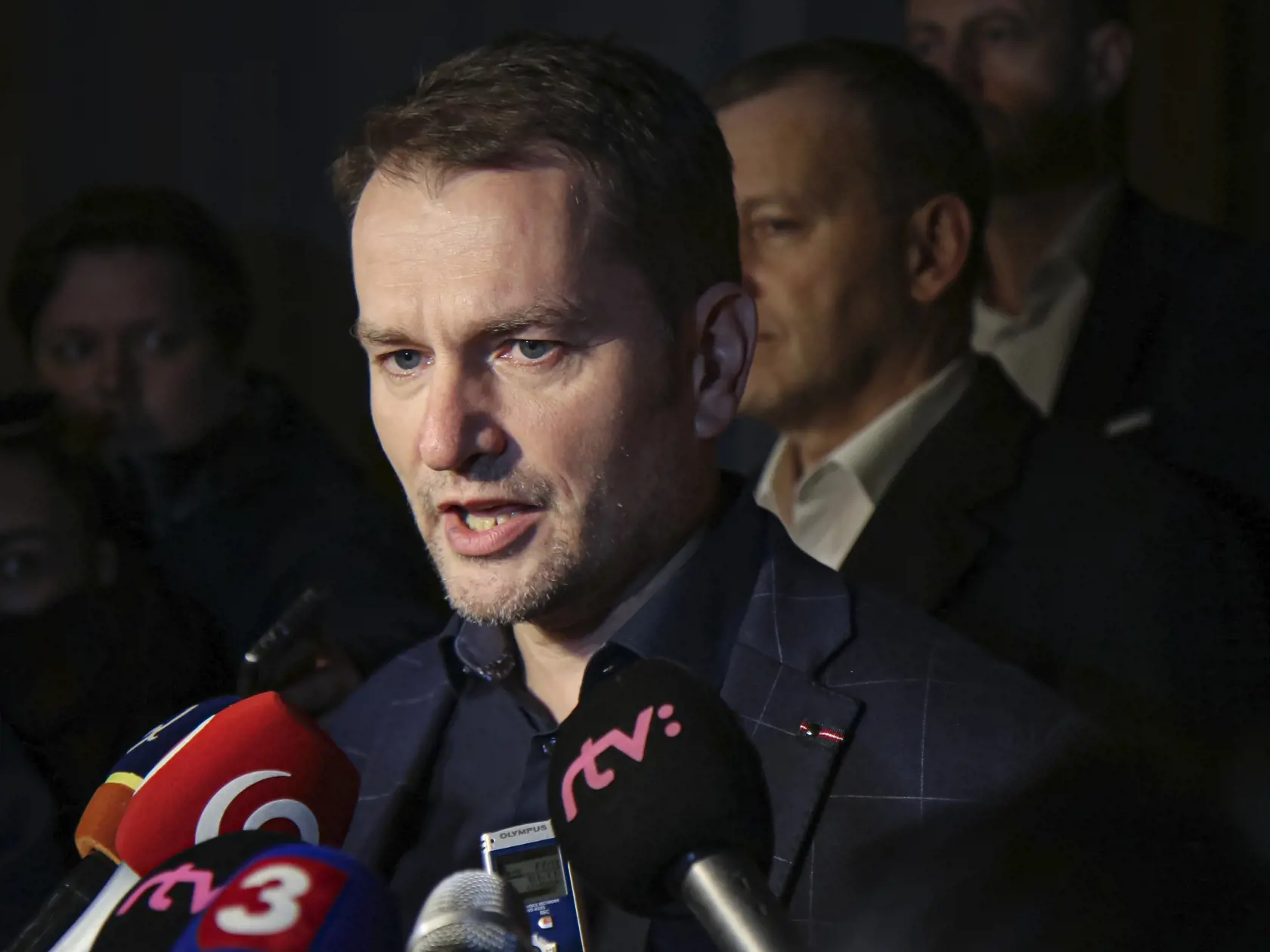 Na snímke líder hnutia OĽaNO Igor Matovič hovorí s novinármi po rokovaní s koaličnými partnermi 13. marca 2020 v Bratislave. Strany a hnutia OĽaNO, Sme rodina, SaS a Za ľudí sa už dohodli na zostavení novej vlády. Novinárom to potvrdil líder OĽaNO Igor Matovič, ktorý je poverený zostavením vlády. Rezort financií pripadne hnutiu OĽaNO. FOTO TASR - Michal Svítok