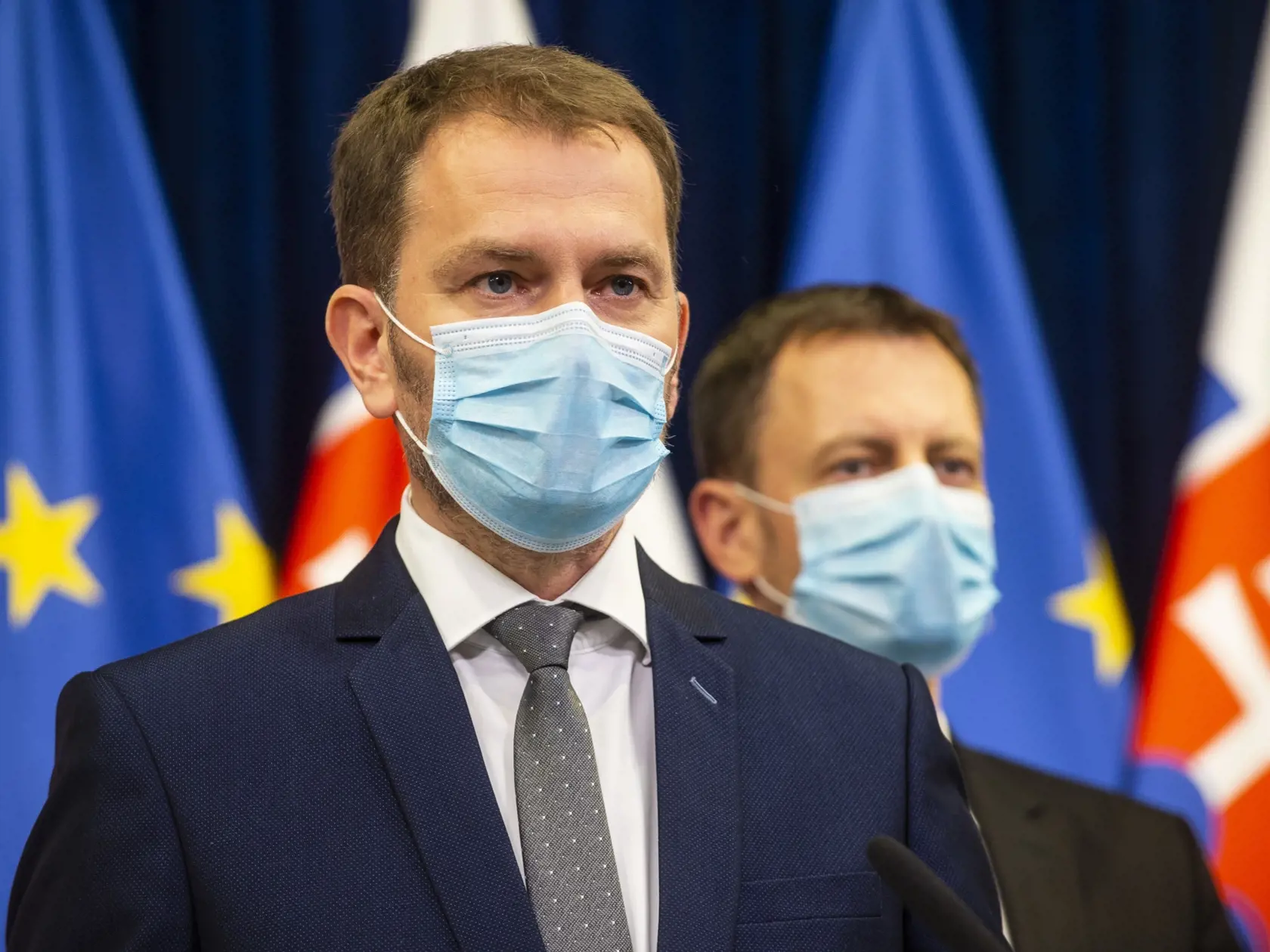 Na snímke predseda vády SR Igor Matovič a minister financií SR Eduard Heger počas tlačovej konferencie po skončení rokovania novej vlády 21. marca 2020 v Bratislave. FOTO TASR – Jakub Kotian