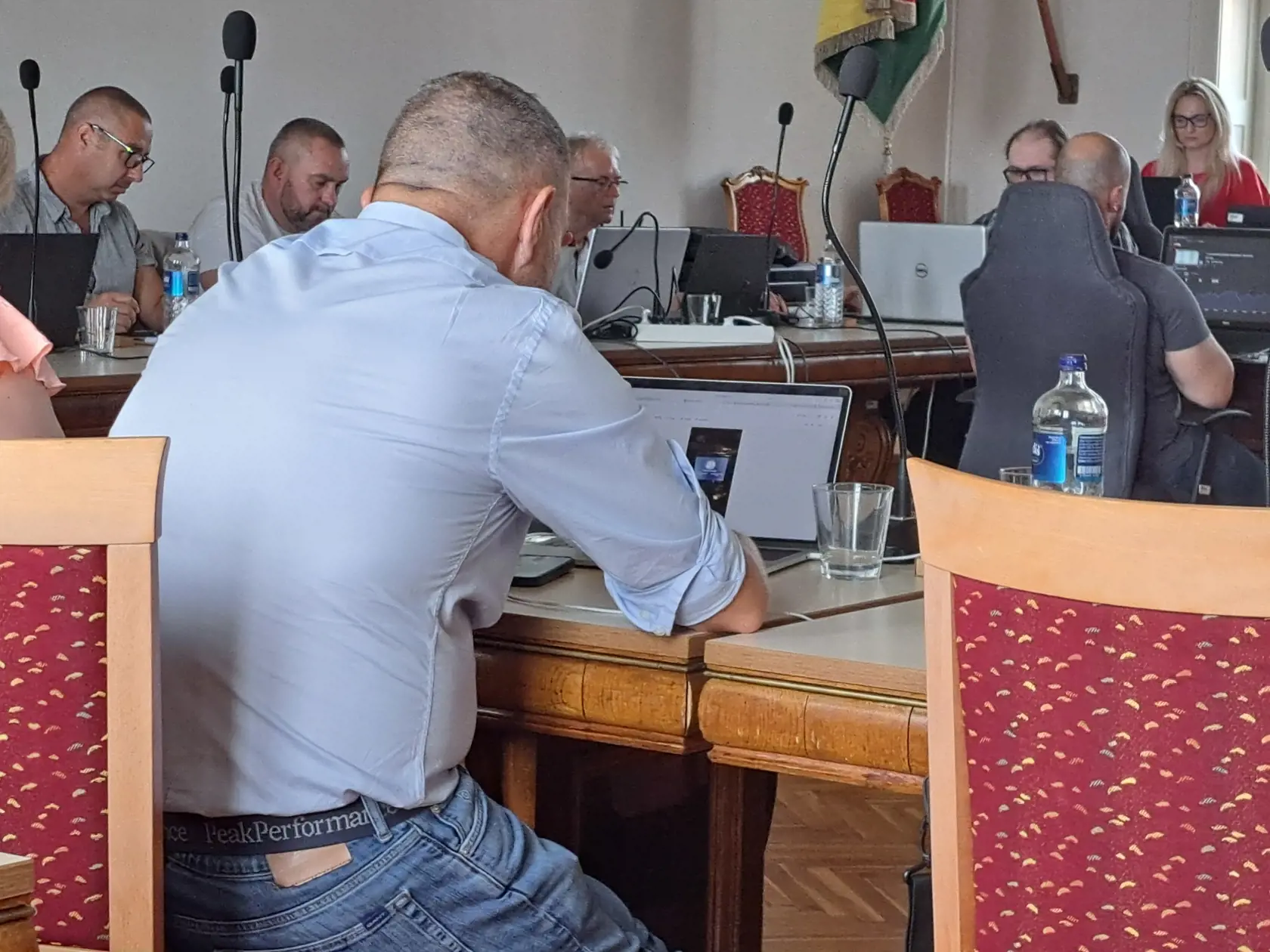 Jeden z poslancov si pri rokovaní pozeral na internete nejaký e-shop, zrejme bolo podľa neho rokovanie veľmi nudné.
