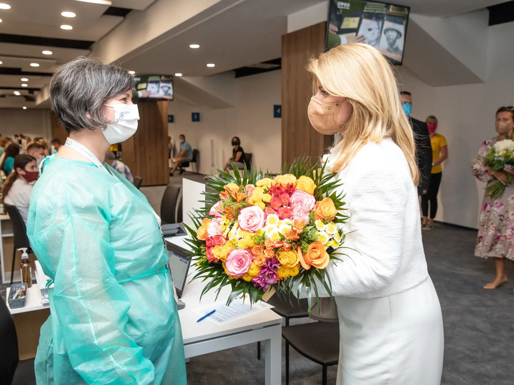 Na snímke je Zuzana Čaputová prezidentka Slovenskej republiky pri odovzdávaní kytíc vo vakcinačnom centre v Bratislave.