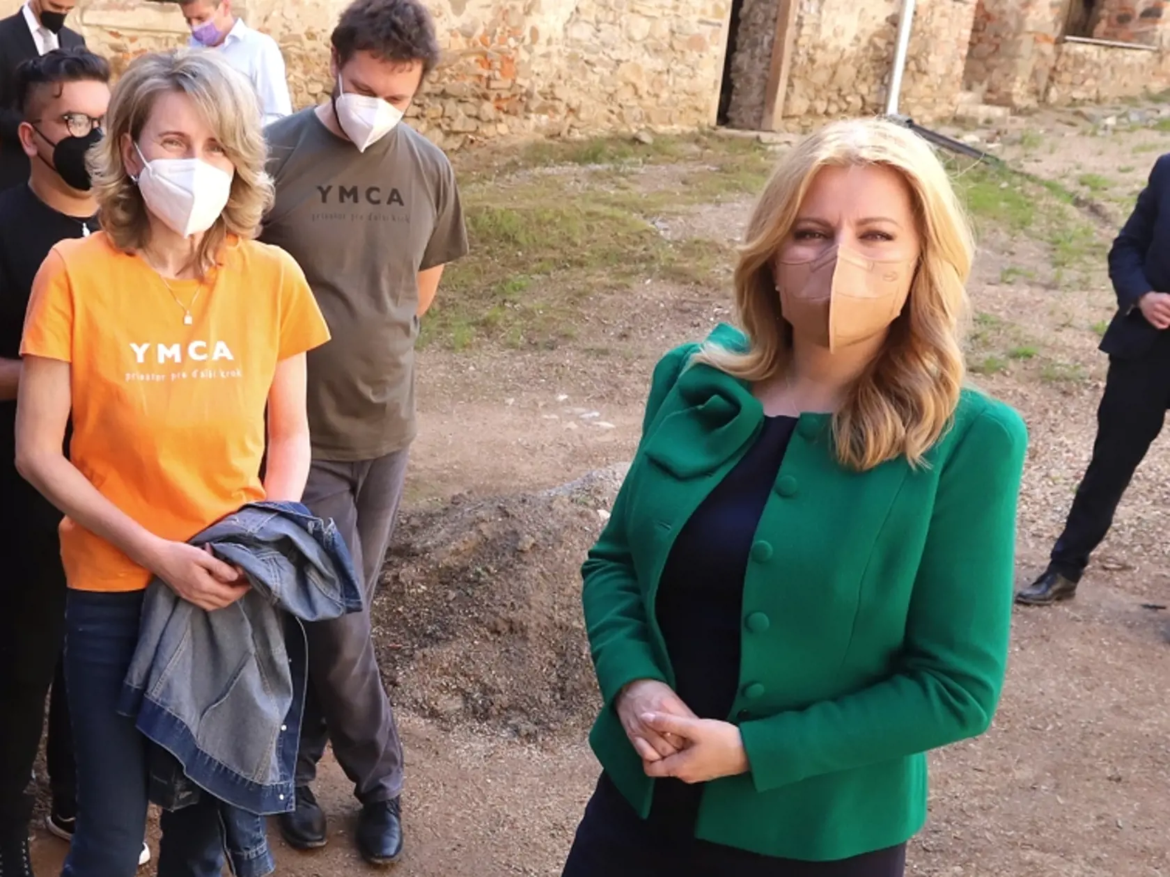 Na snímke prezidentka SR Zuzana Čaputová počas stretnutia s dobrovoľníkmi komunitného centra YMCA v Jelšave 1. júna 2021. FOTO TASR - Ján Krošlák