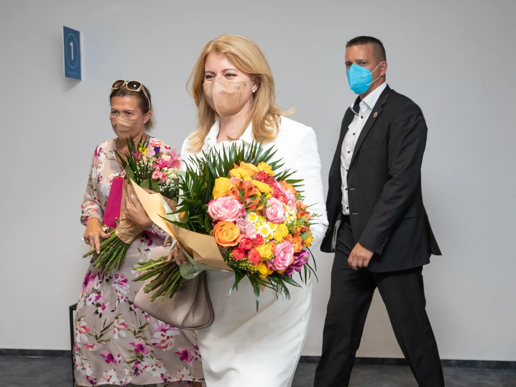 Na snímke je Zuzana Čaputová prezidentka Slovenskej republiky pri odovzdávaní kytíc vo vakcinačnom centre v Bratislave.