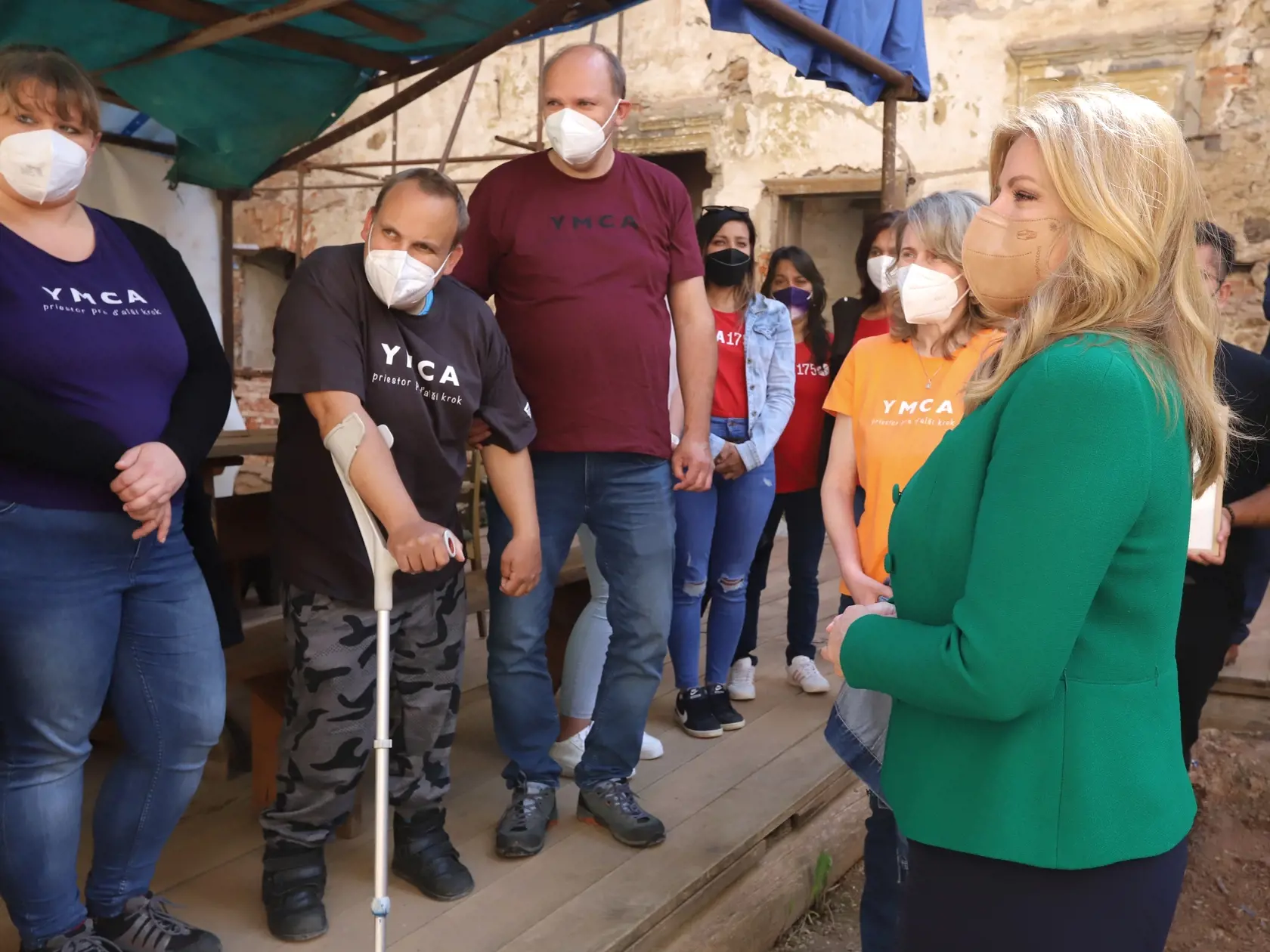 Na snímke prezidentka SR Zuzana Čaputová počas stretnutia s dobrovoľníkmi komunitného centra YMCA v Jelšave 1. júna 2021. FOTO TASR - Ján Krošlák