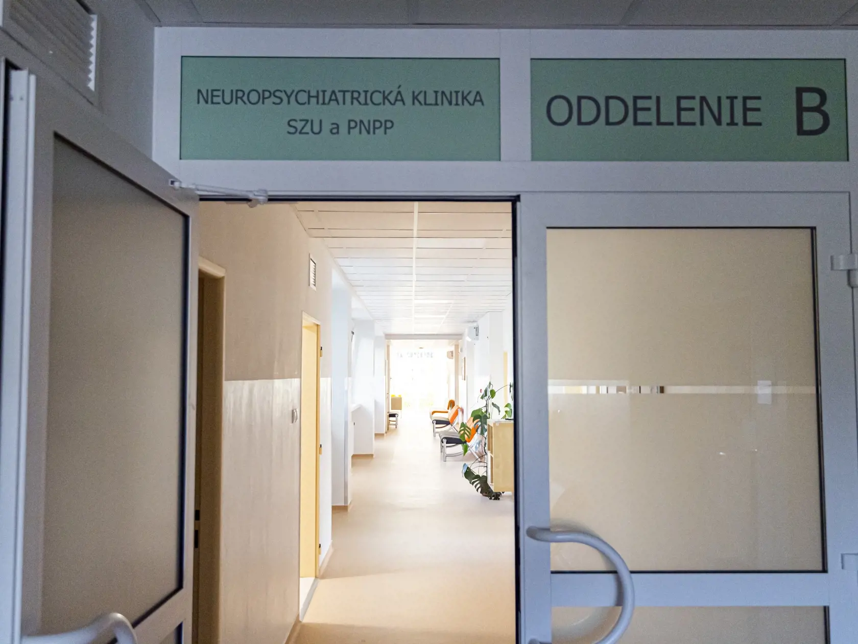 Na snímke interiér budovy, kde slávnostne otvorili zrekonštruované priestory Neuropsychiatrickej kliniky SZÚ v Psychiatrickej nemocnici Philippa Pinela v Pezinku, 20. októbra 2021. FOTO TASR - Michal Svítok