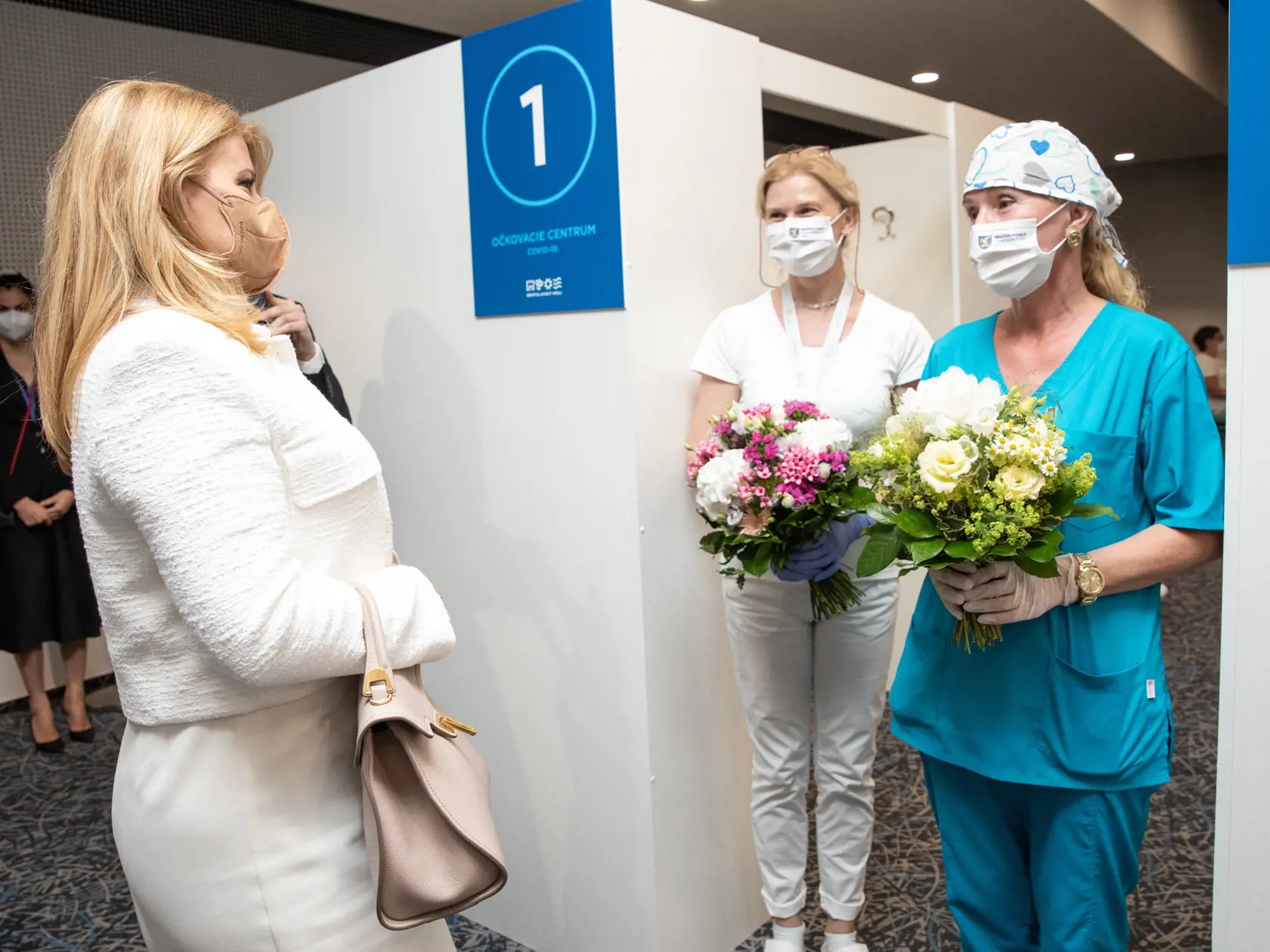 Na snímke je Zuzana Čaputová prezidentka Slovenskej republiky pri odovzdávaní kytíc vo vakcinačnom centre v Bratislave.