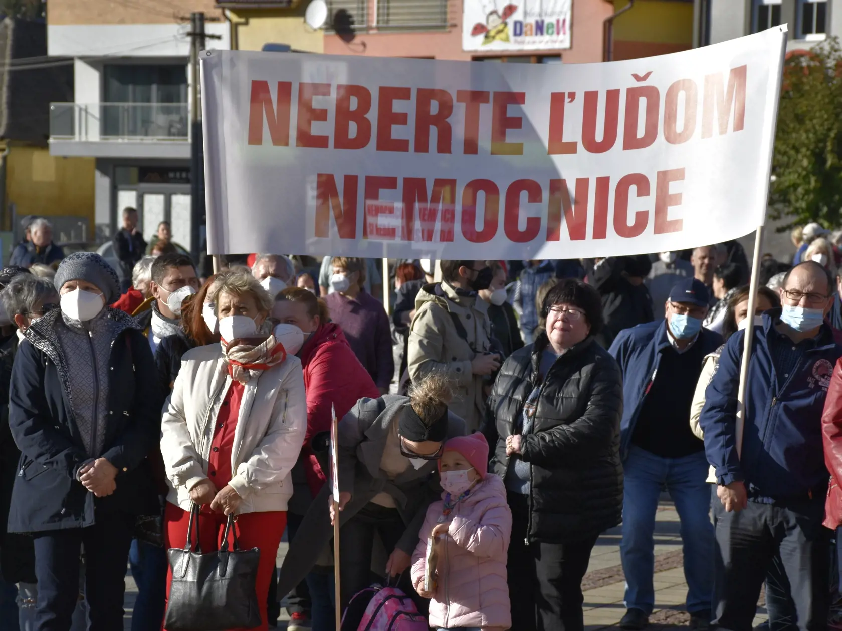 Nesúhlas s navrhovanou reformou nemocníc prišlo v stredu 20. októbra 2021 na námestie v Trstenej vyjadriť približne 500 ľudí. Protest zvolali starostovia a primátori z hornej Oravy, ktorí žiadajú rezort zdravotníctva, aby nemocnice v Trstenej, v Dolnom Kubíne a Liptovskom Mikuláši ostali zaradené ako regionálne nemocnice. Na snímke protestujúci v Trstenej, 20. októbra 2021. FOTO TASR - Miroslava Mlynárová

