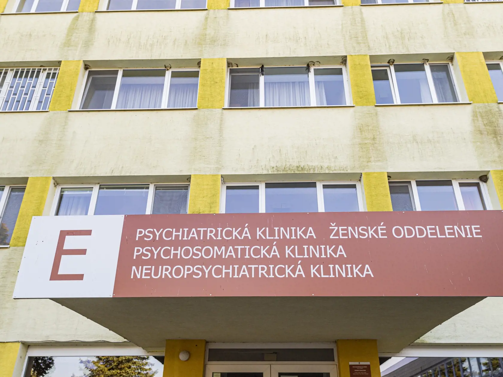 Na snímke budova, kde slávnostne otvorili zrekonštruované priestory Neuropsychiatrickej kliniky SZÚ v Psychiatrickej nemocnici Philippa Pinela v Pezinku, 20. októbra 2021. FOTO TASR - Michal Svítok