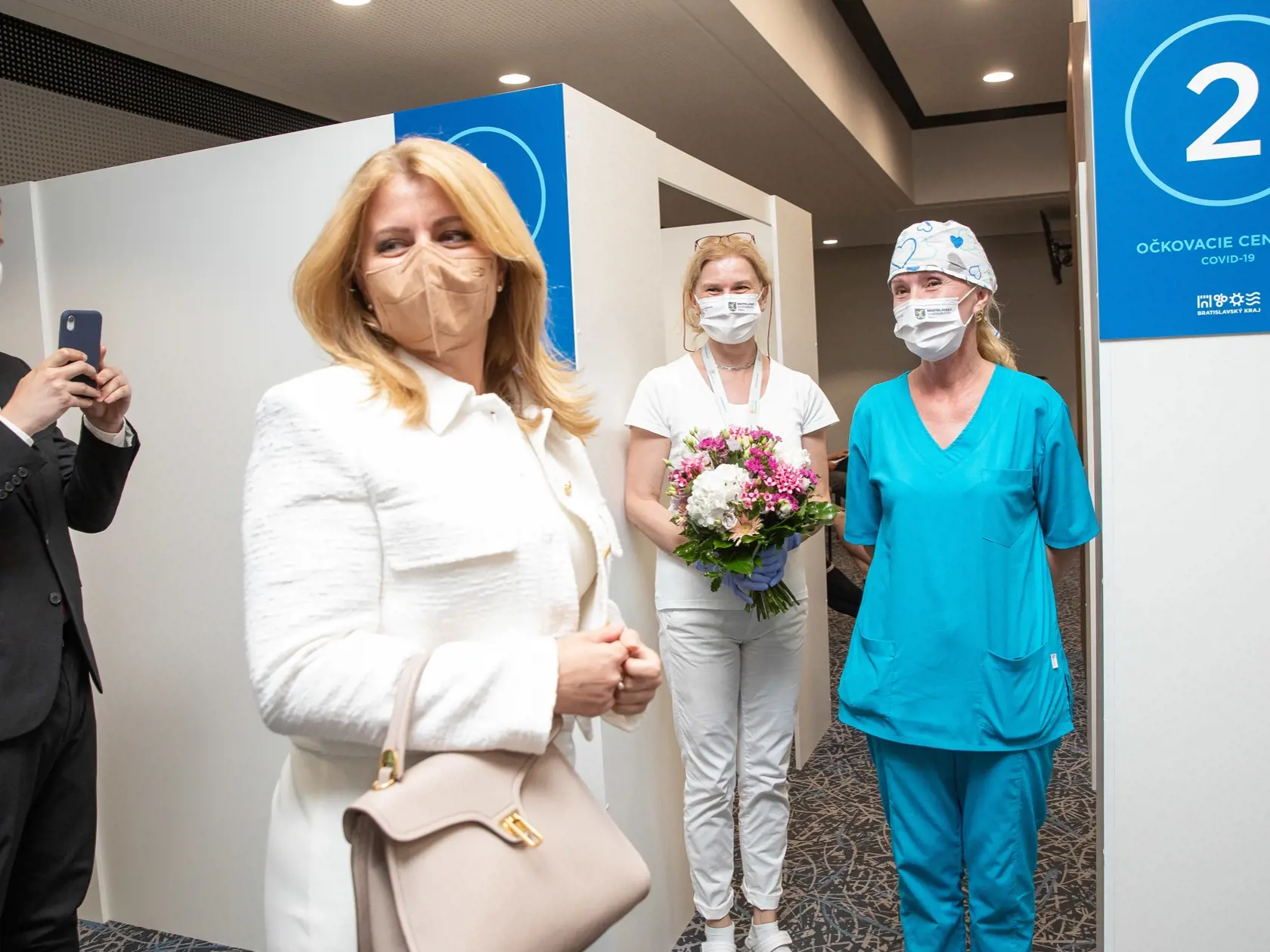 Na snímke je Zuzana Čaputová prezidentka Slovenskej republiky pri odovzdávaní kytíc vo vakcinačnom centre v Bratislave.