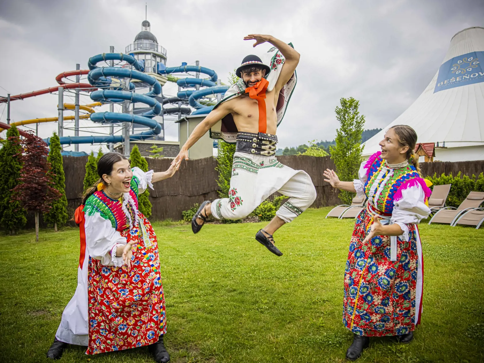 Takéto tanečné kreácie folkloristov, rozihrali žilky prítomných hostí.