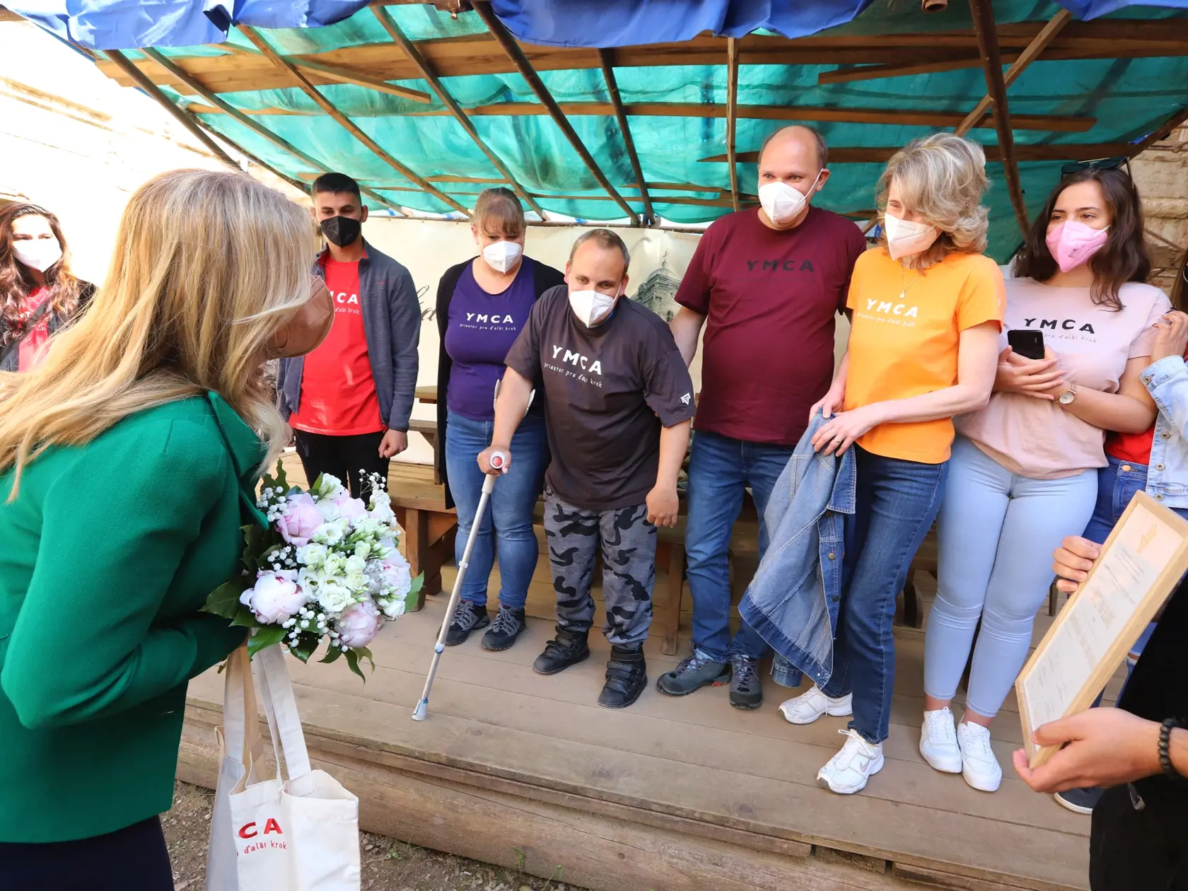 Na snímke prezidentka SR Zuzana Čaputová počas stretnutia s dobrovoľníkmi komunitného centra YMCA v Jelšave 1. júna 2021. FOTO TASR - Ján Krošlák