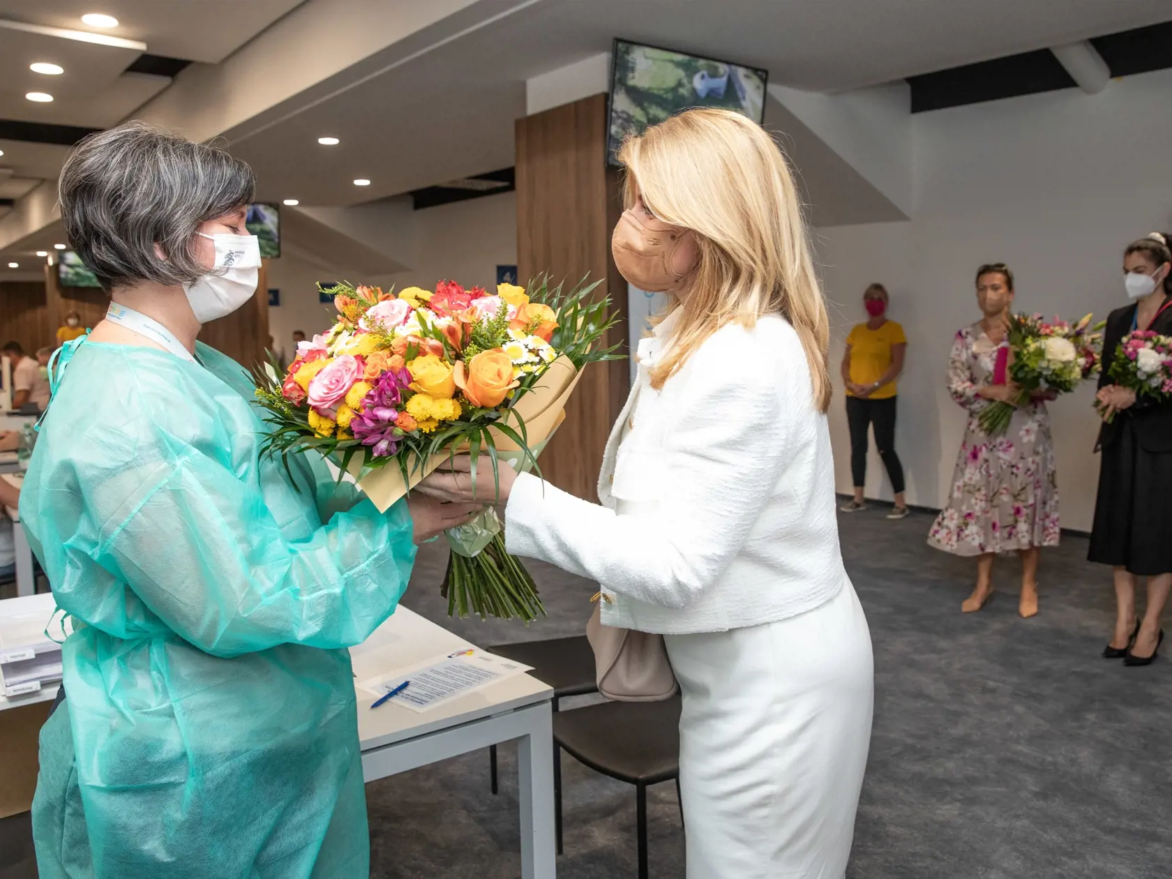 Na snímke je Zuzana Čaputová prezidentka Slovenskej republiky pri odovzdávaní kytíc vo vakcinačnom centre v Bratislave.