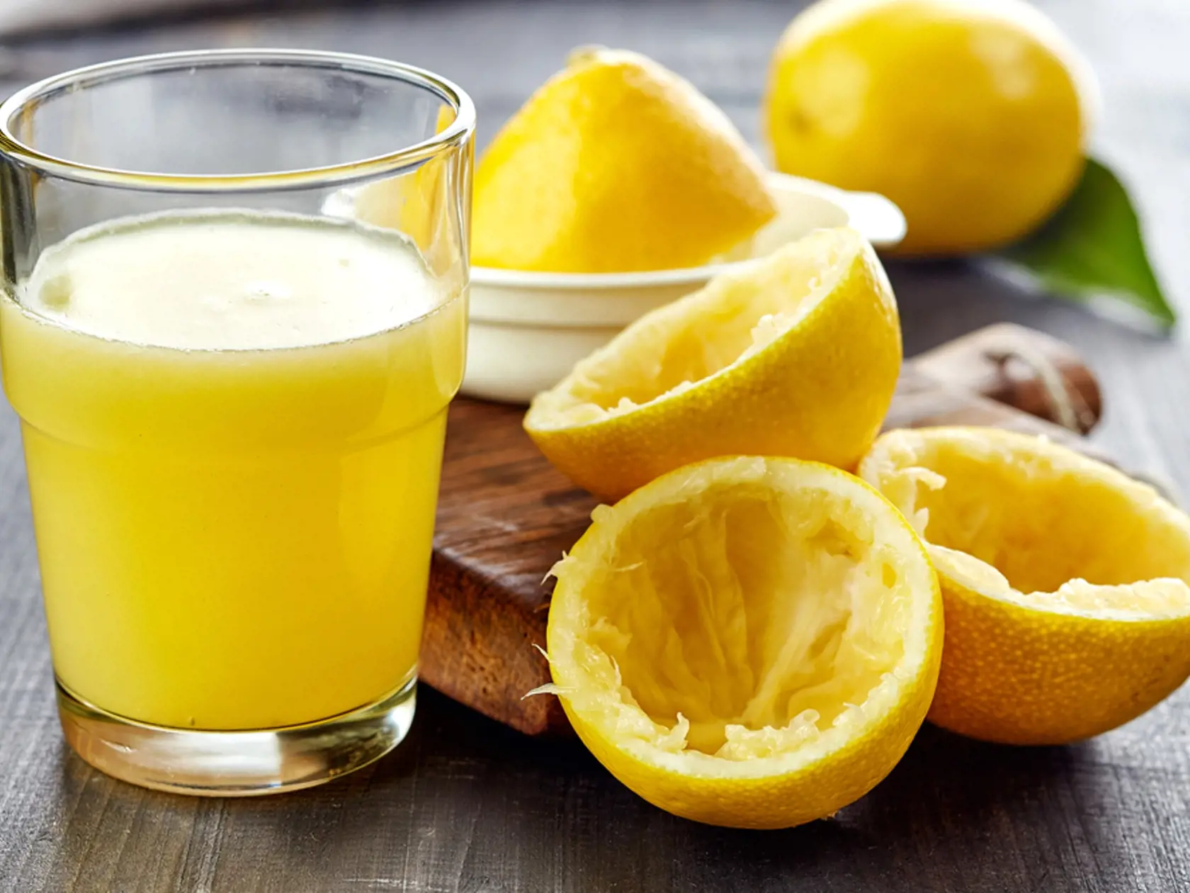Citrón vyrovnáva pH a obsahuje veľa potrebného vitamínu C.
