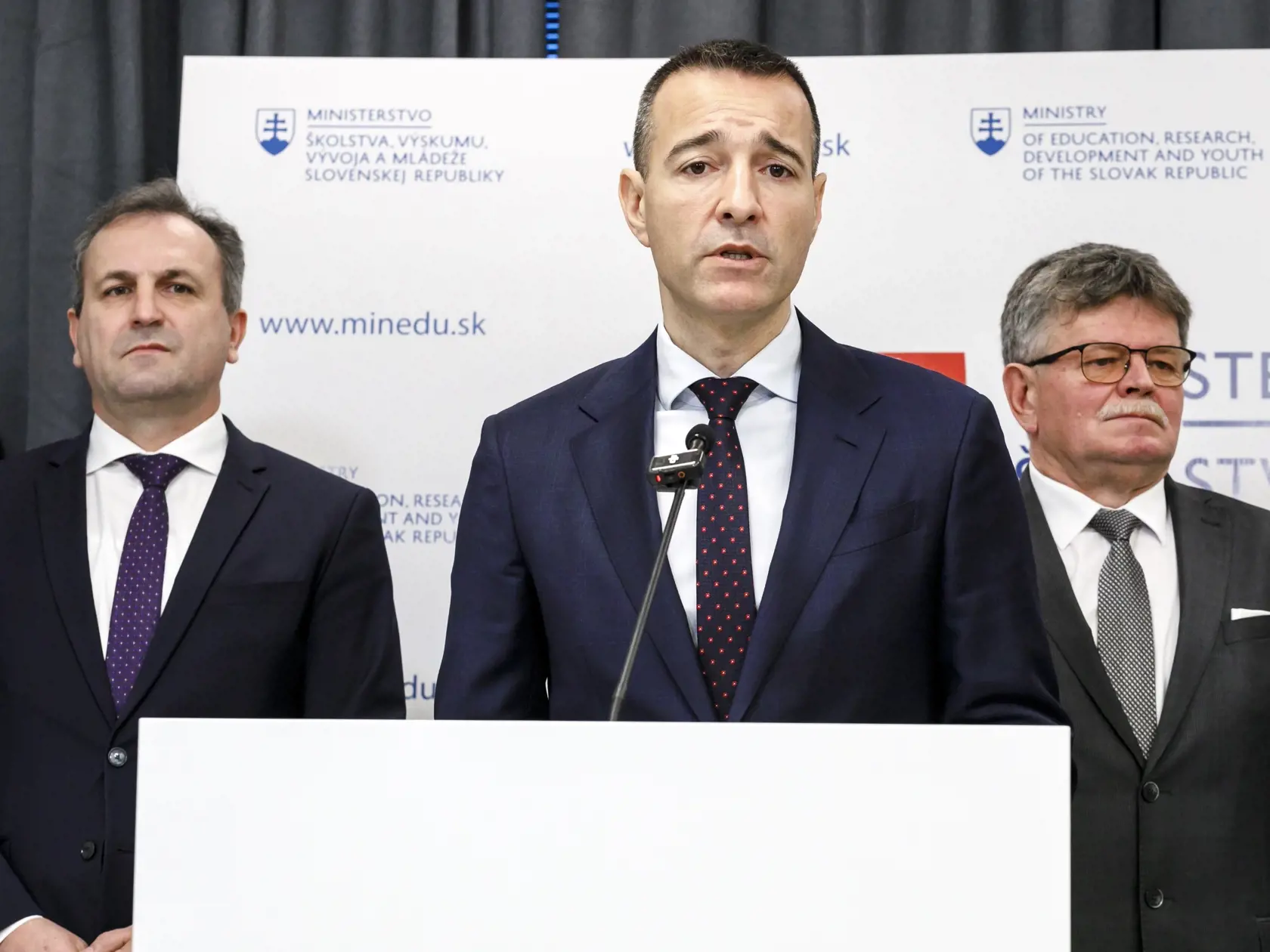 Na snímke zľava štátny tajomník Ministerstva školstva, vedy, výskumu a športu SR Slavomír Partila, minister školstva, výskumu, vývoja a mládeže SR Tomáš Drucker (HLAS-SD) a predseda Odborového zväzu pracovníkov školstva a vedy na Slovensku Pavel Ondek počas tlačovej konferencie po rokovaní na Ministerstve školstva, výskumu, vývoja a mládeže SR v Bratislave 10. januára 2025. FOTO TASR - Dano Veselský