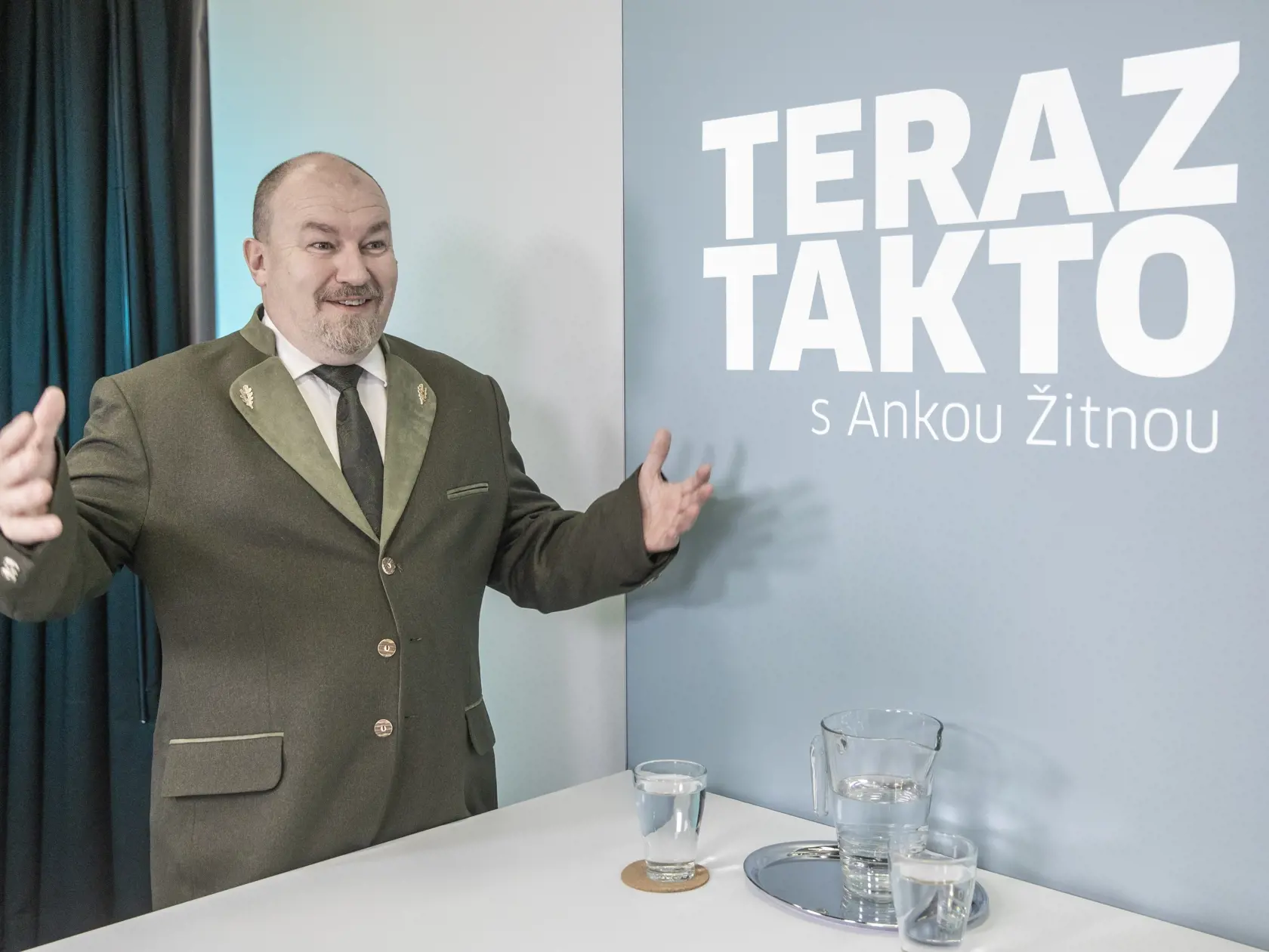 Na snímke je diskusná relácia “Teraz Takto” ktorej hosťom bol poslanec z kandidátky SNS Rudolf Huliak.