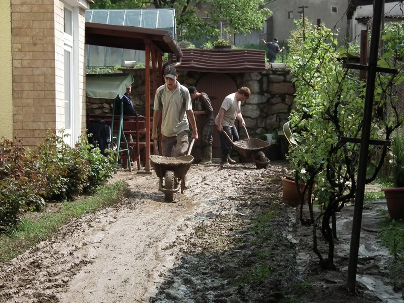 DVOR: Pán Pavol má na dvore 20 centimetrov blata, na fúrikoch ho vynášajú.
